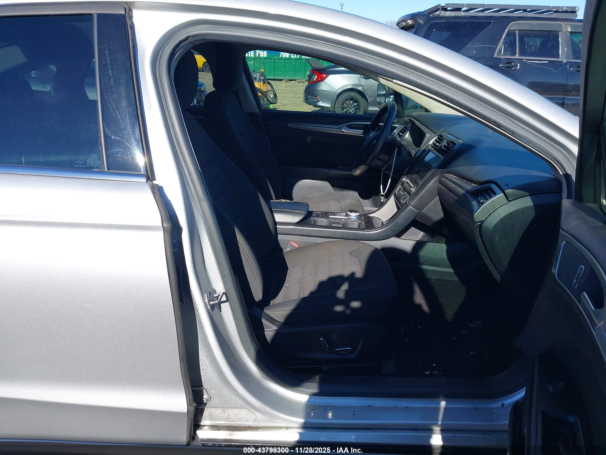 FORD FUSION image 5