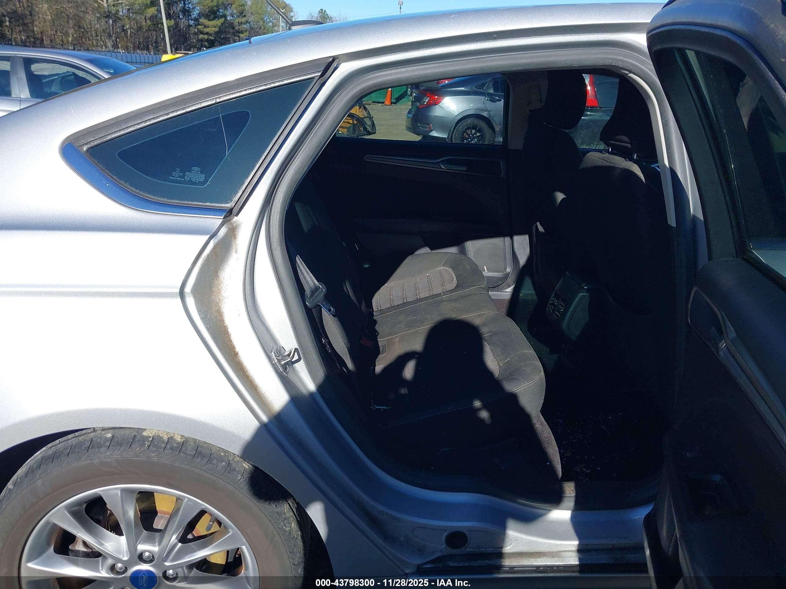 FORD FUSION image 8
