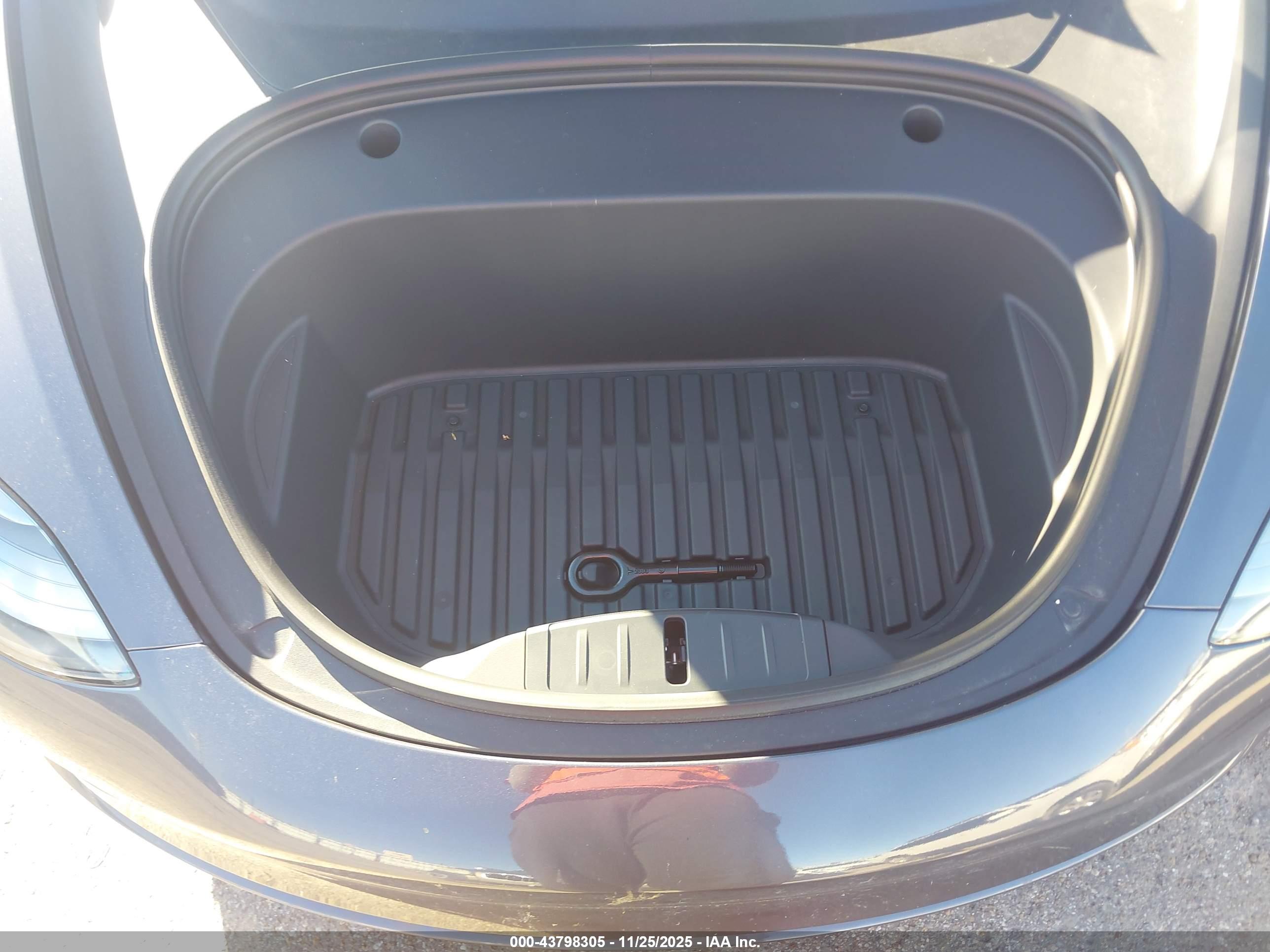 TESLA MODEL image 10