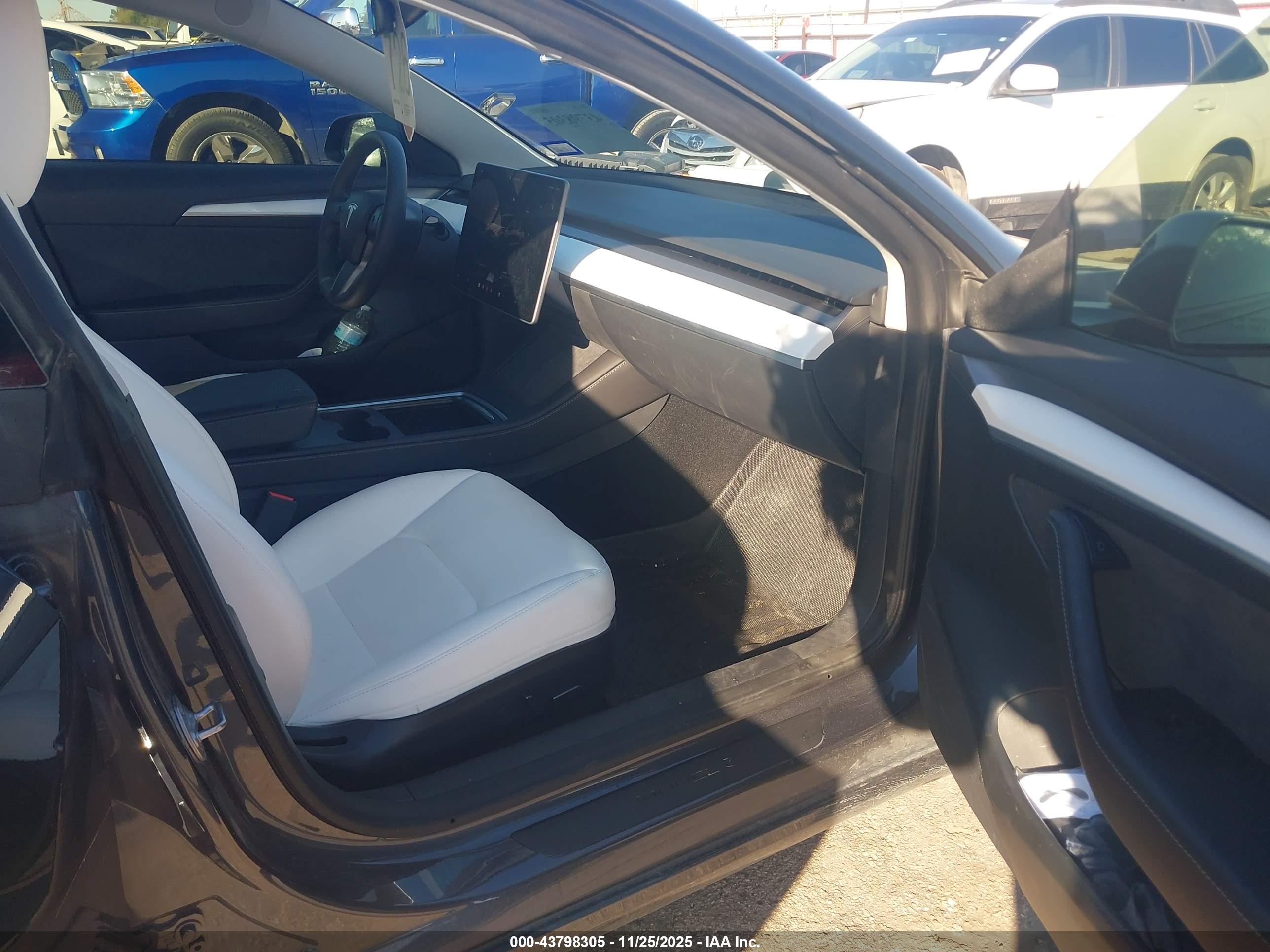 TESLA MODEL image 5