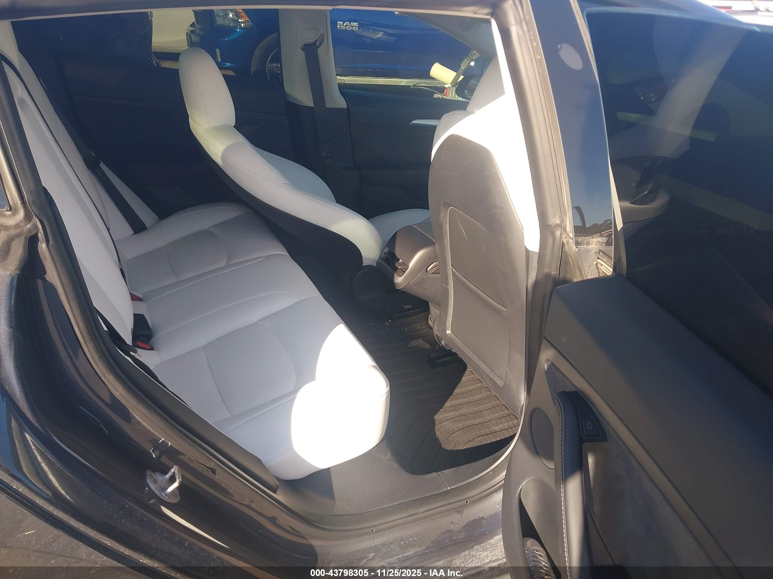 TESLA MODEL image 8
