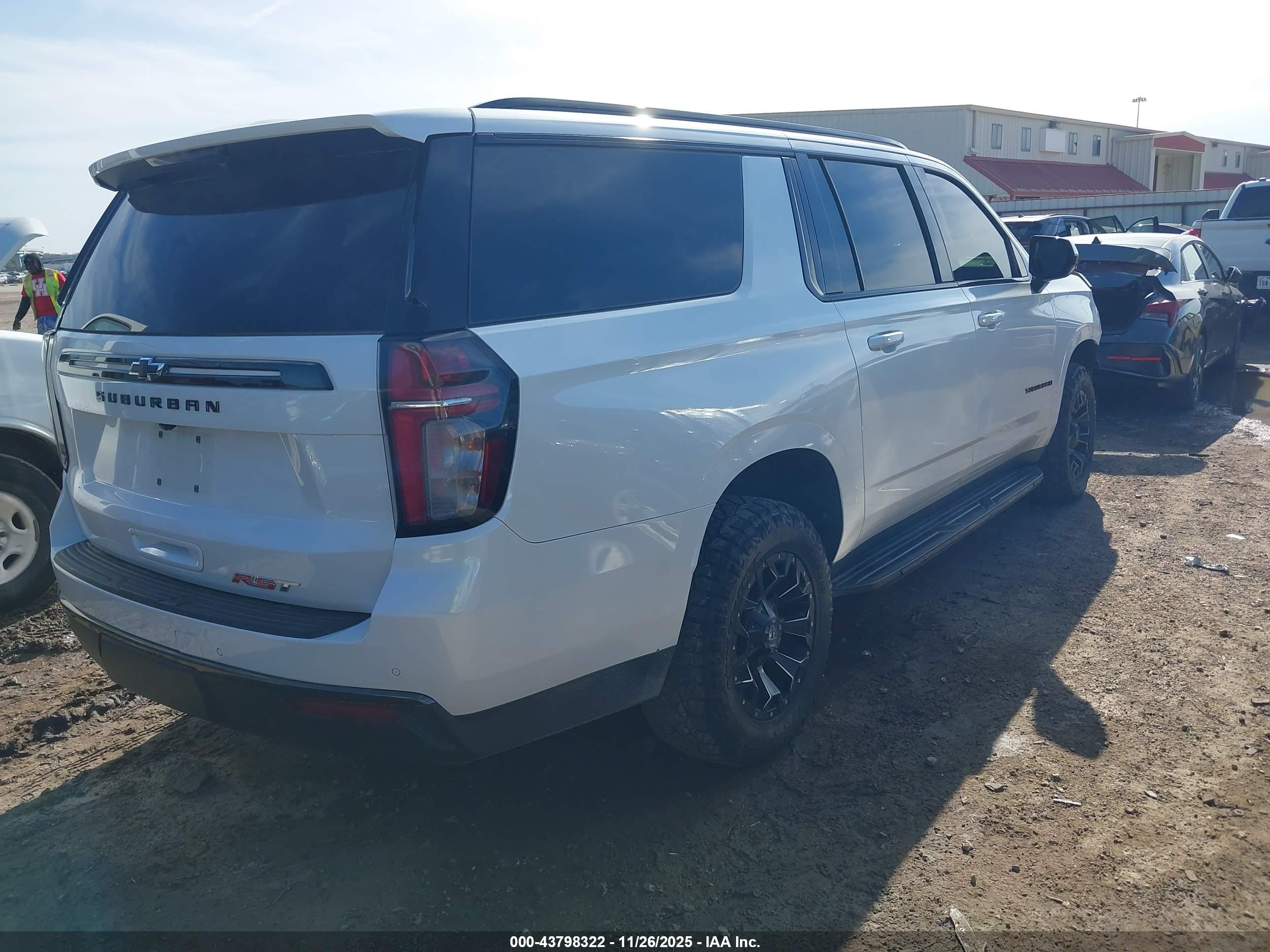 CHEVROLET SUBURBAN image 4