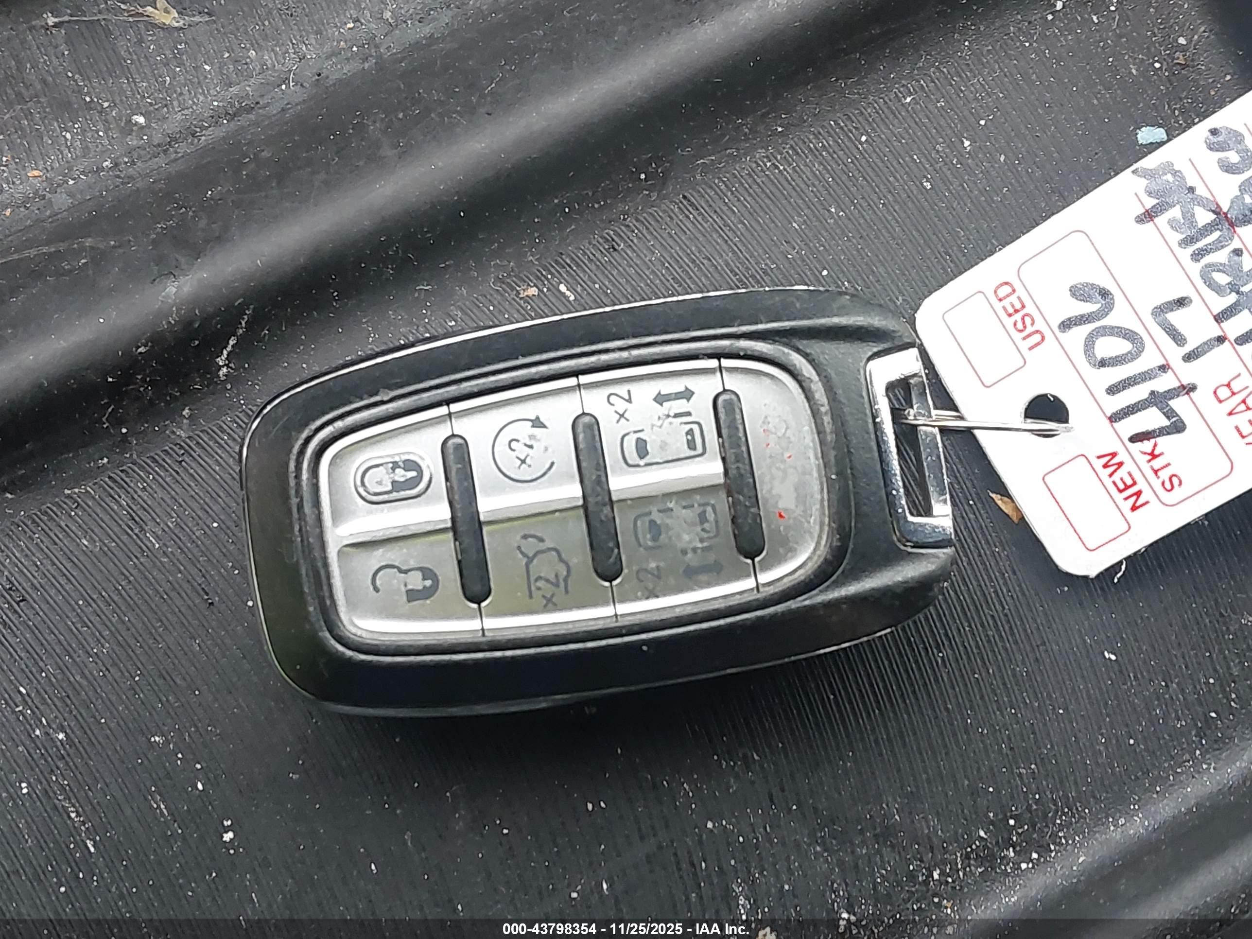 CHRYSLER PACIFICA image 11