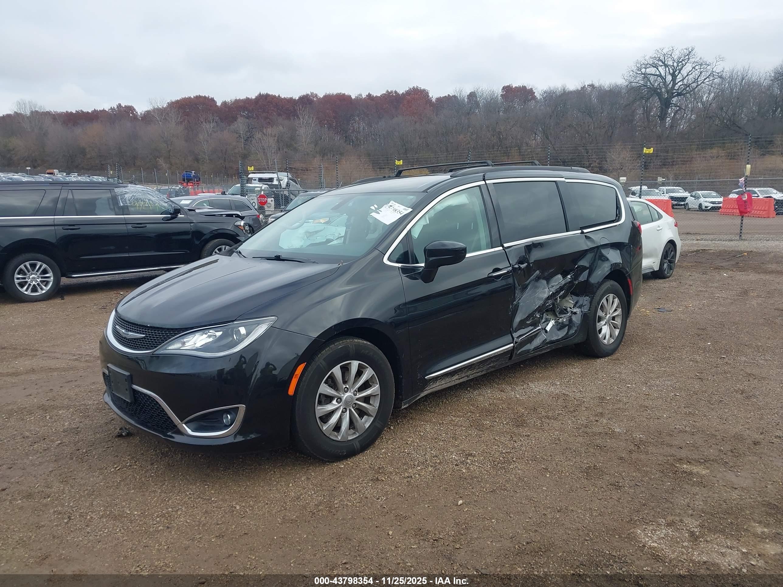 CHRYSLER PACIFICA image 2
