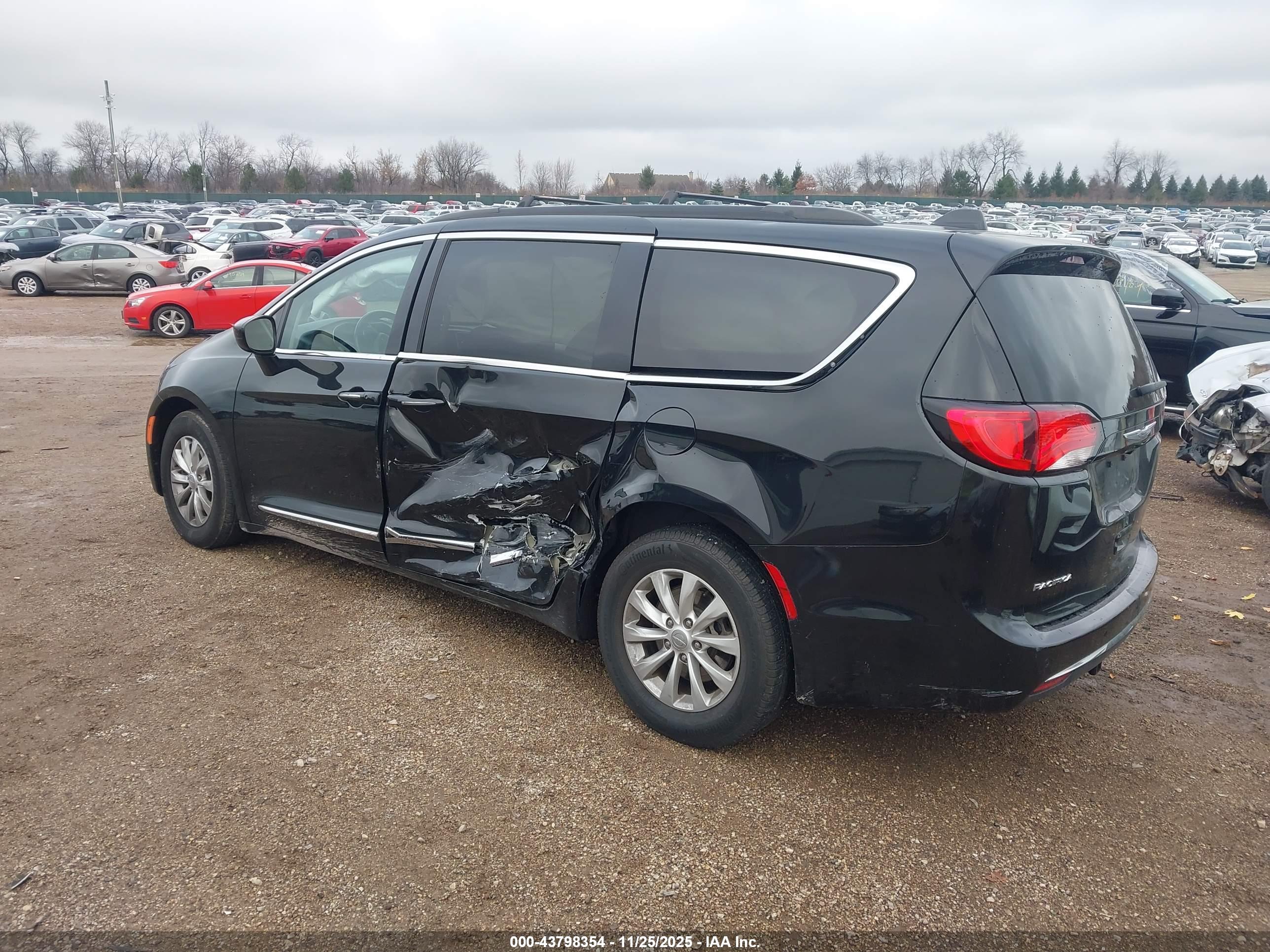 CHRYSLER PACIFICA image 3