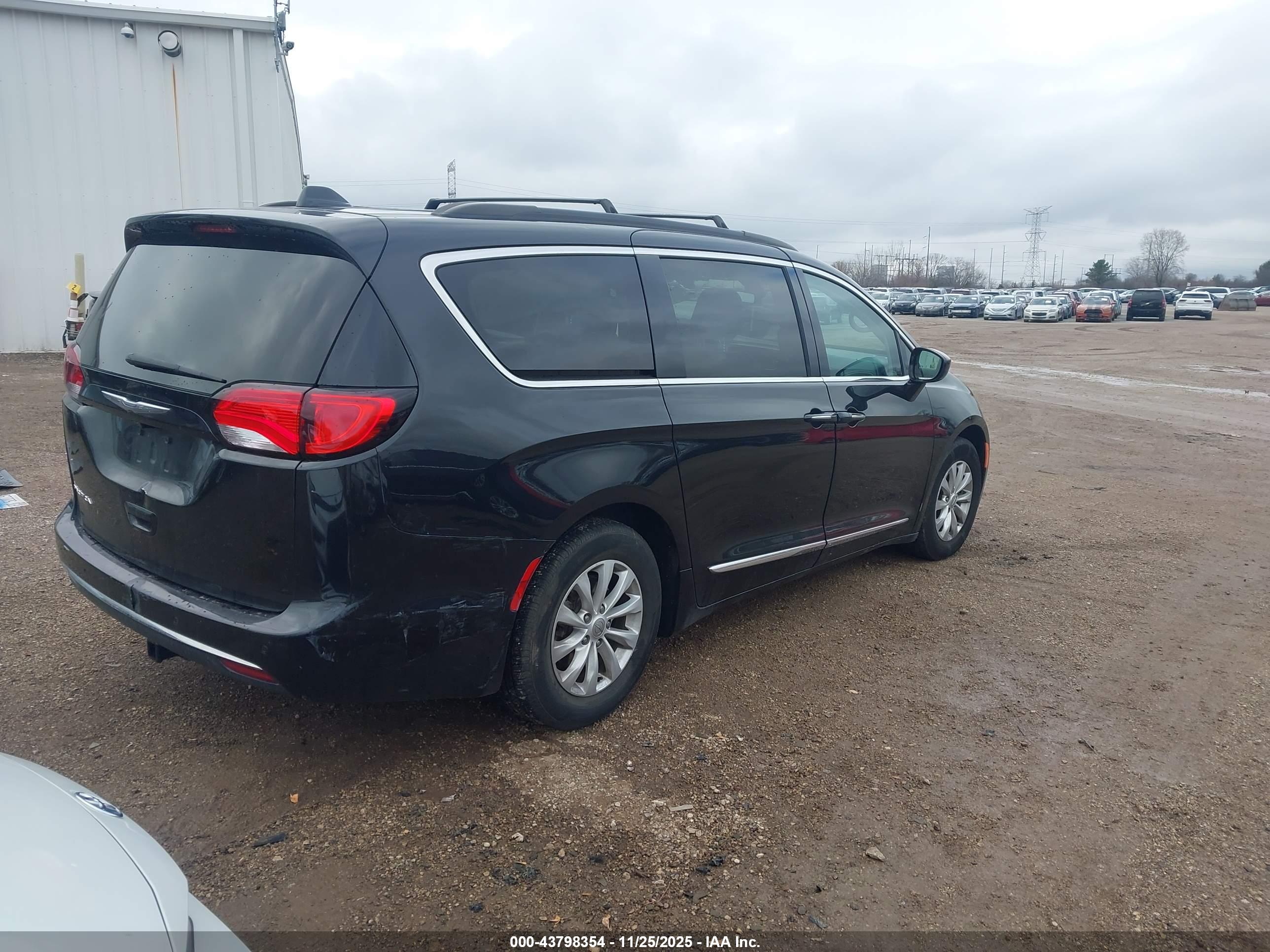 CHRYSLER PACIFICA image 4