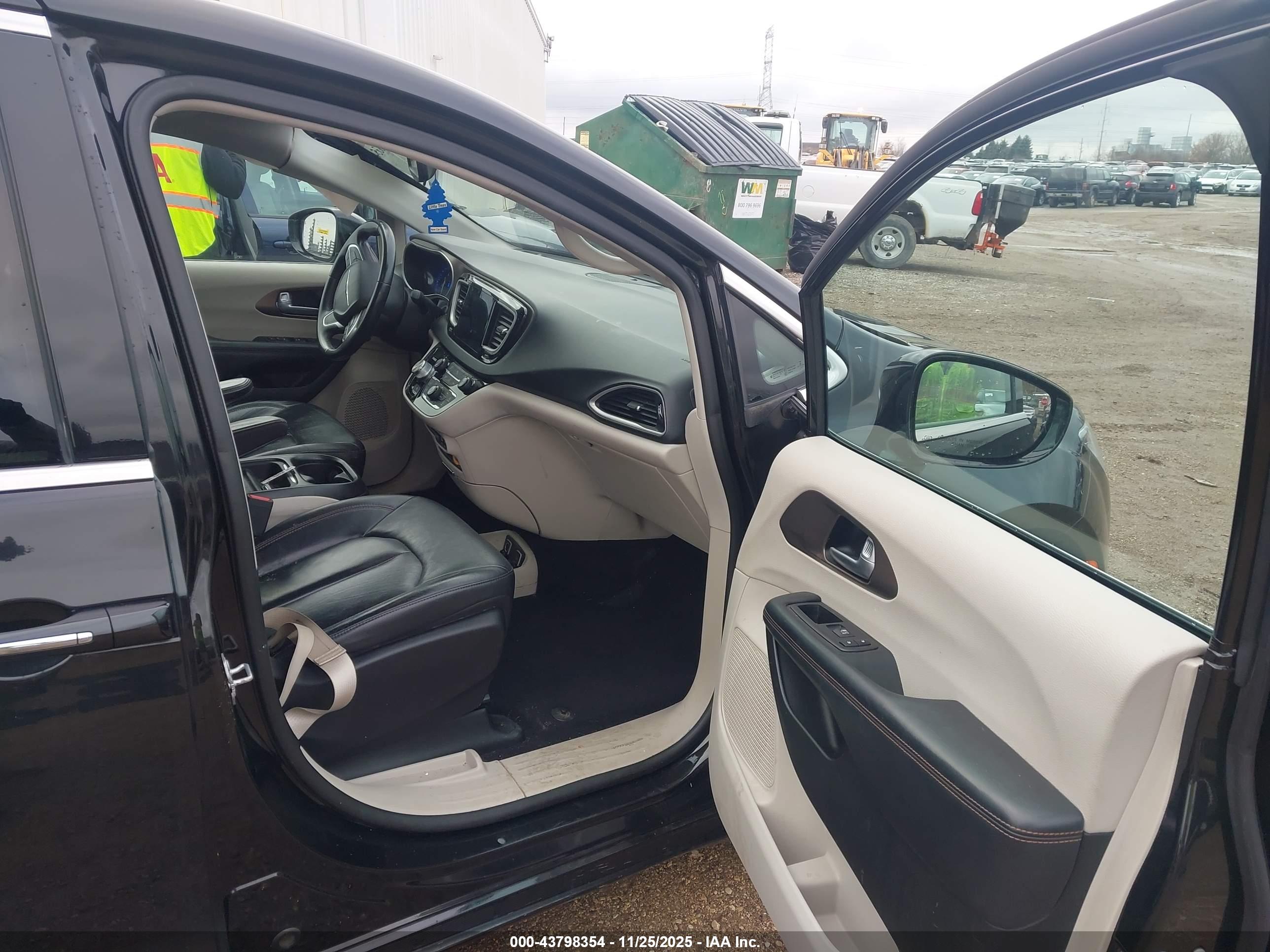 CHRYSLER PACIFICA image 5
