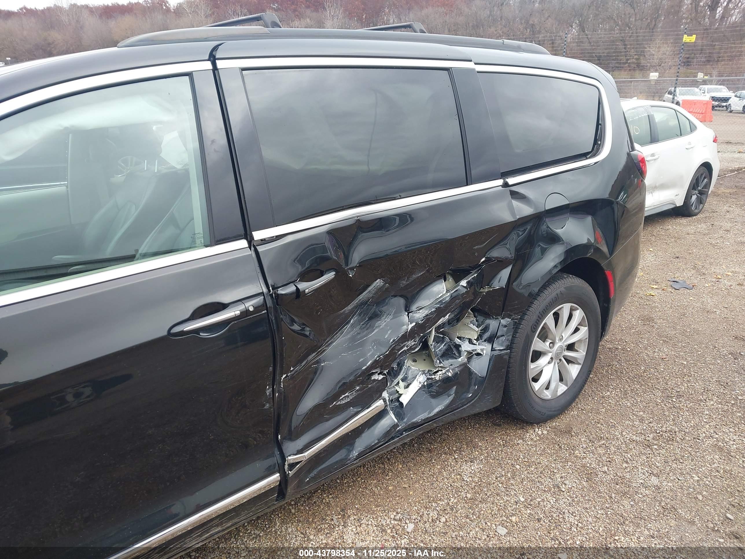 CHRYSLER PACIFICA image 6