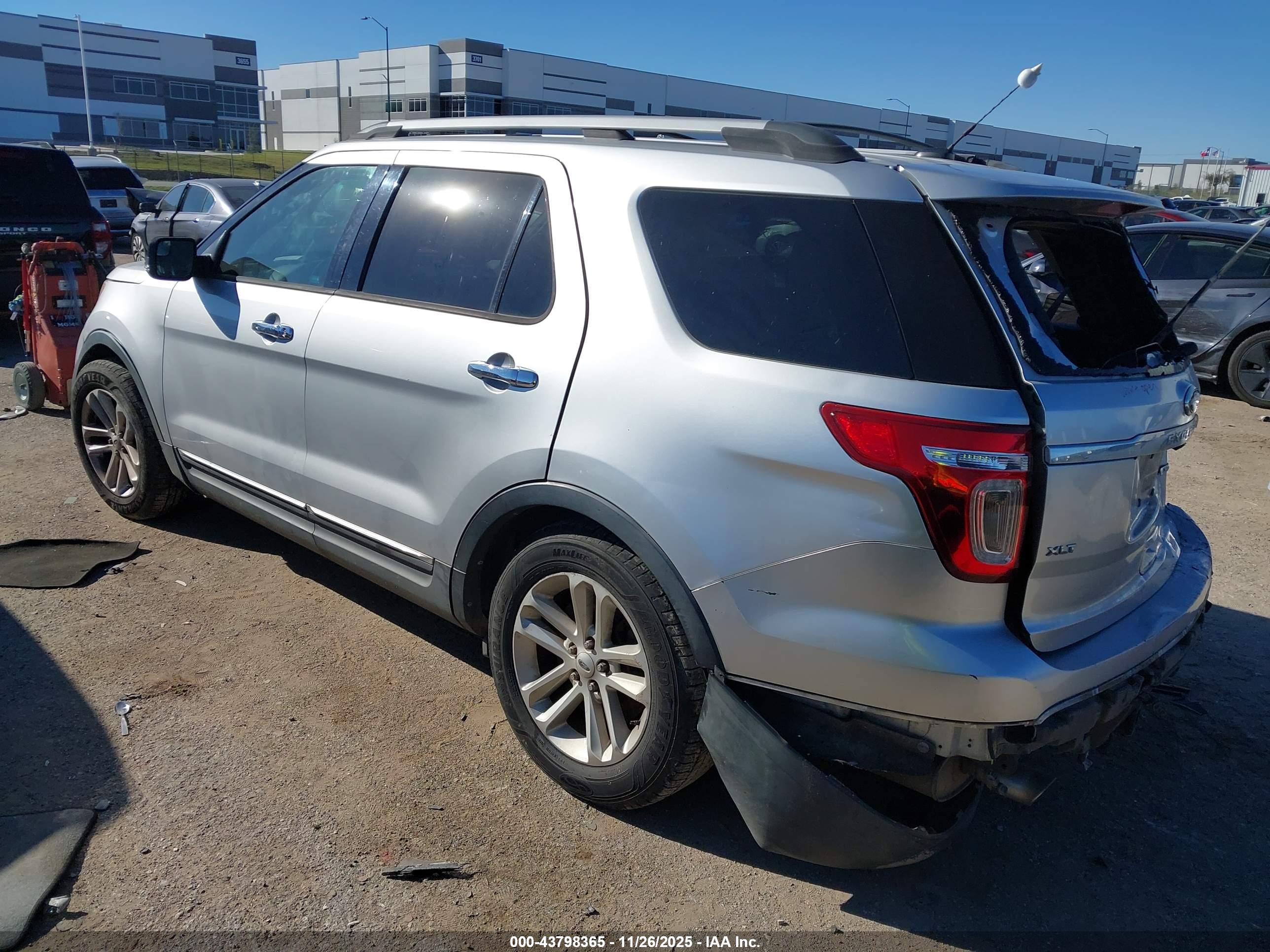 FORD EXPLORER image 3