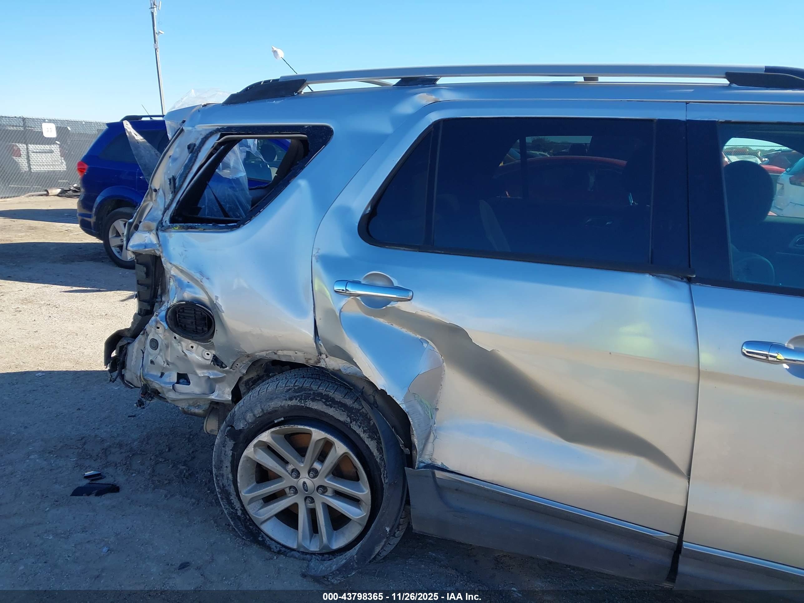 FORD EXPLORER image 6