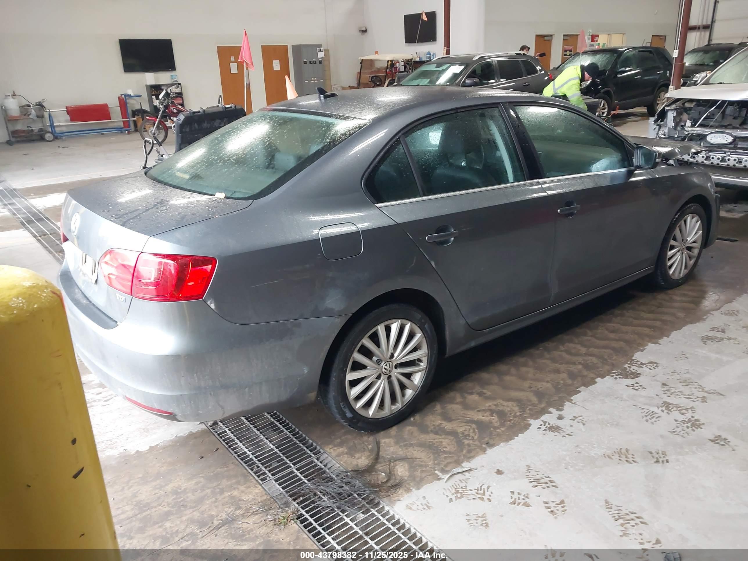 VOLKSWAGEN JETTA image 4