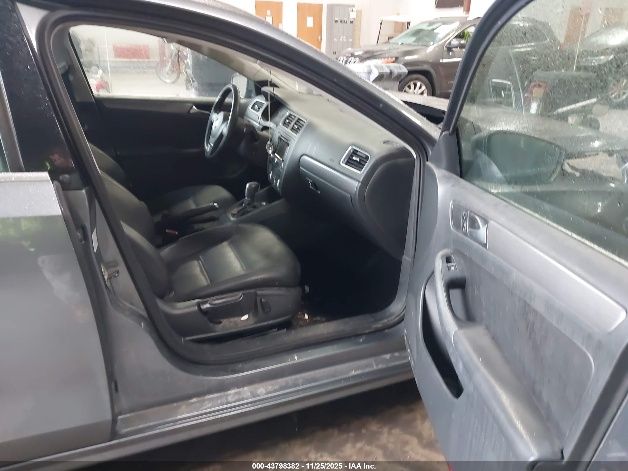 VOLKSWAGEN JETTA image 5