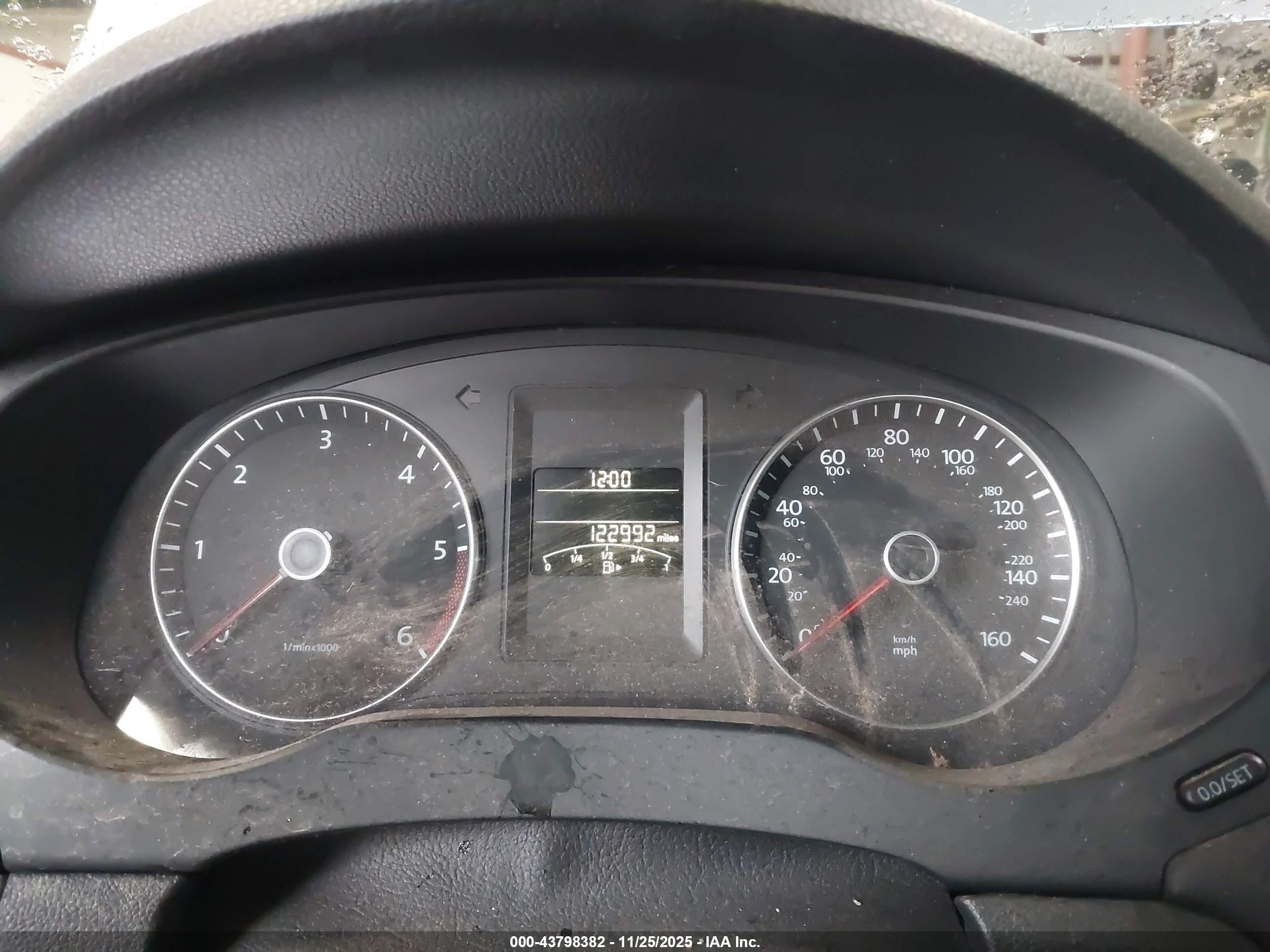 VOLKSWAGEN JETTA image 7