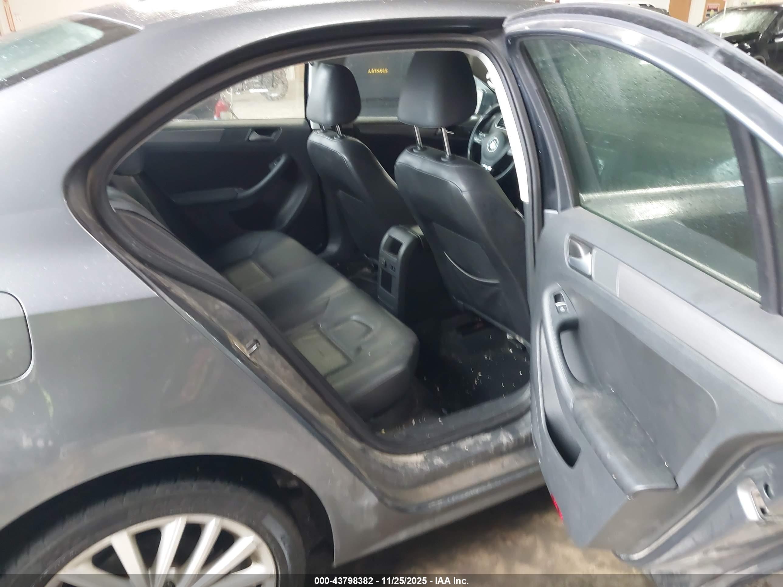 VOLKSWAGEN JETTA image 8