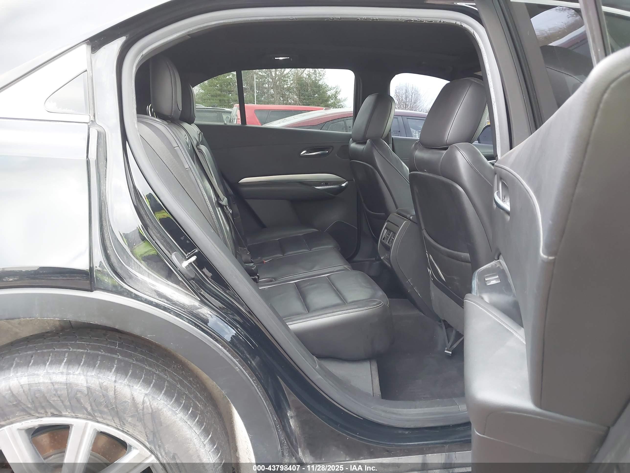 CADILLAC XT4 image 8
