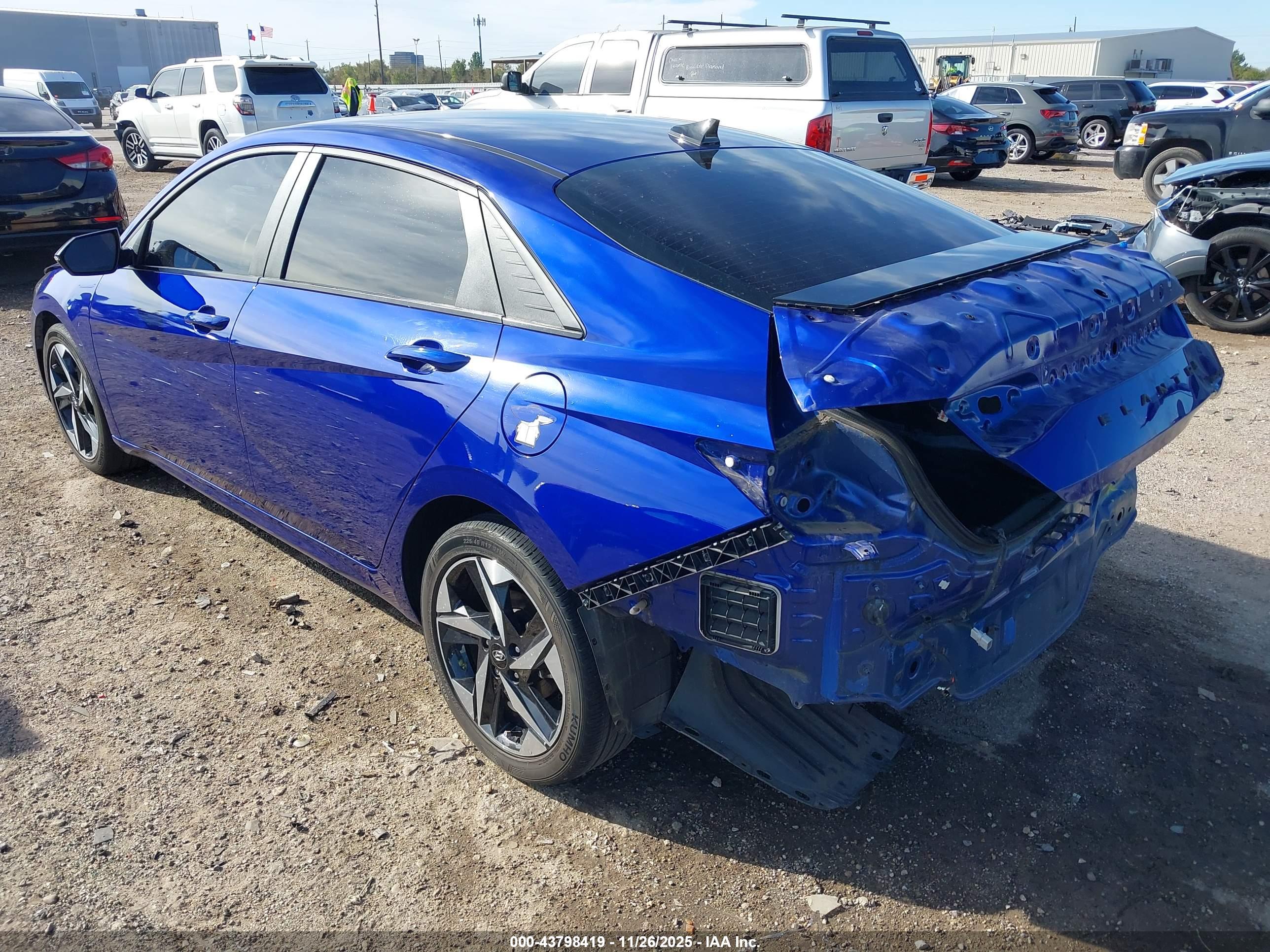 HYUNDAI ELANTRA image 3