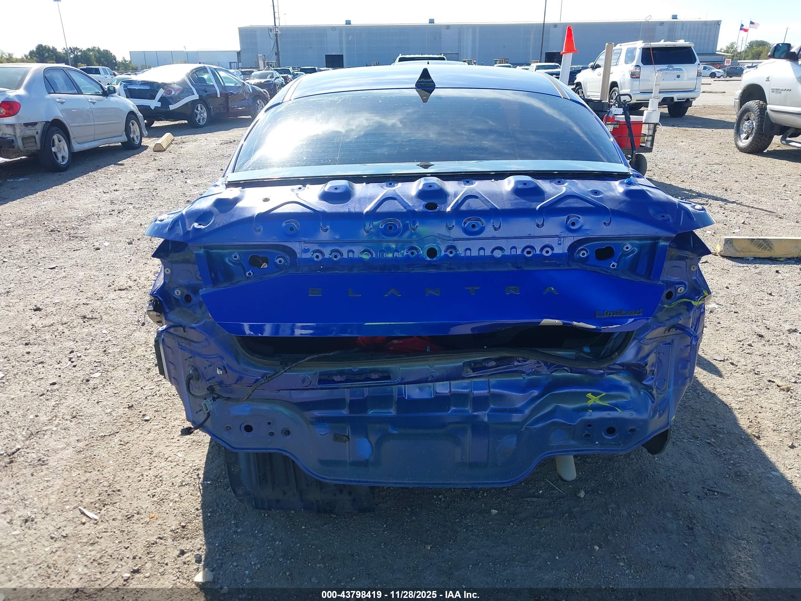 HYUNDAI ELANTRA image 6