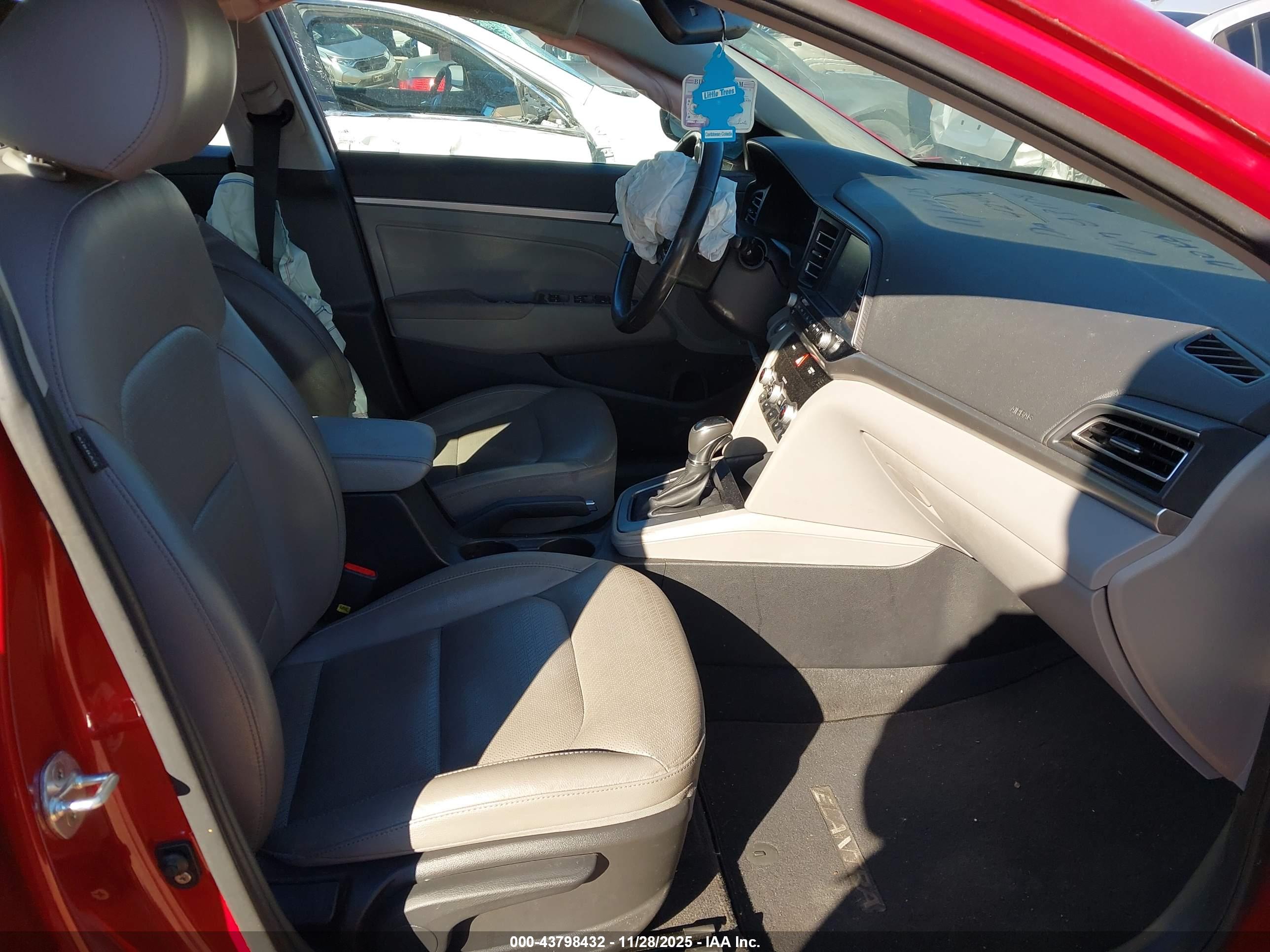 HYUNDAI ELANTRA image 5