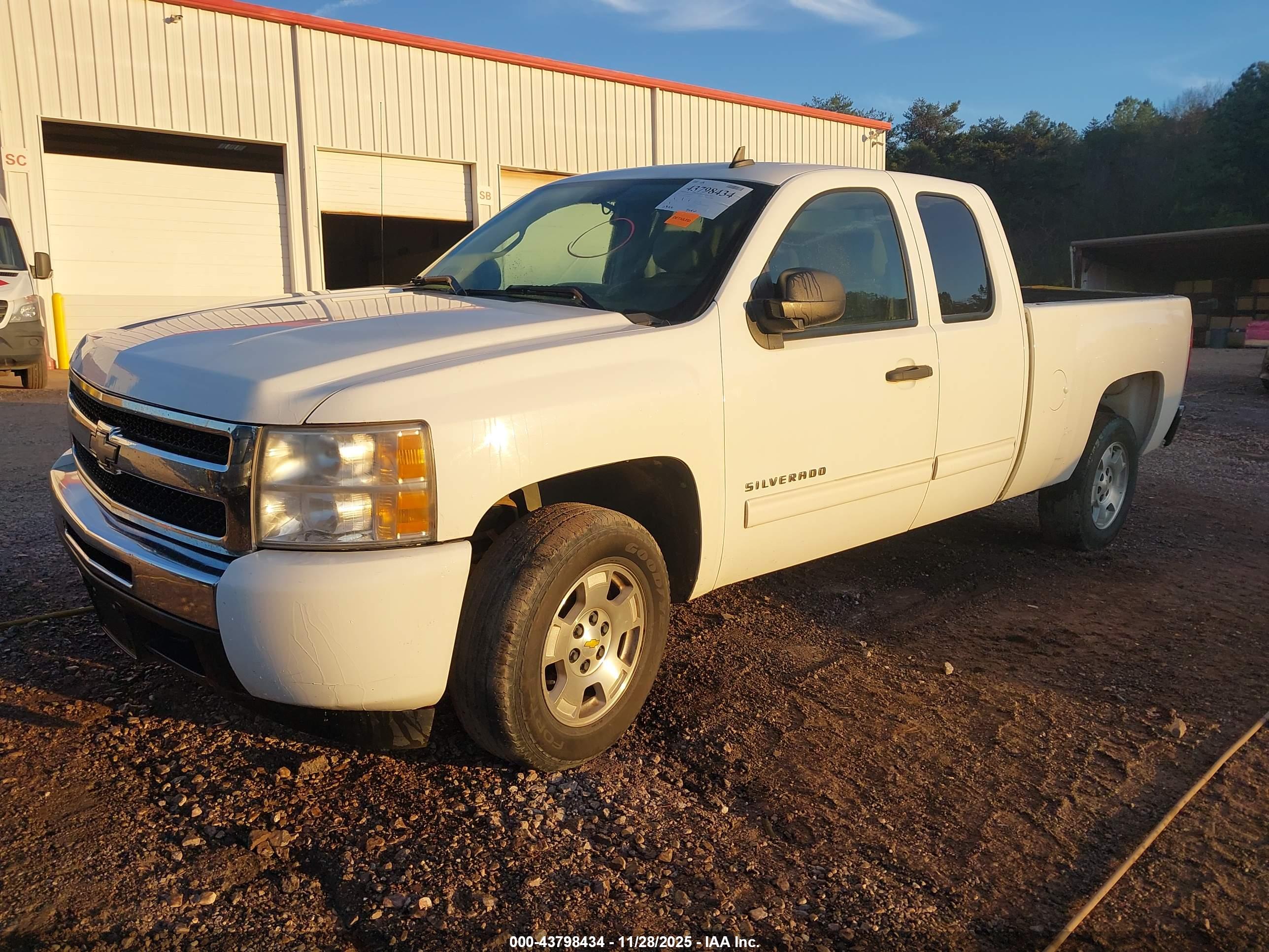 CHEVROLET SILVERADO image 2