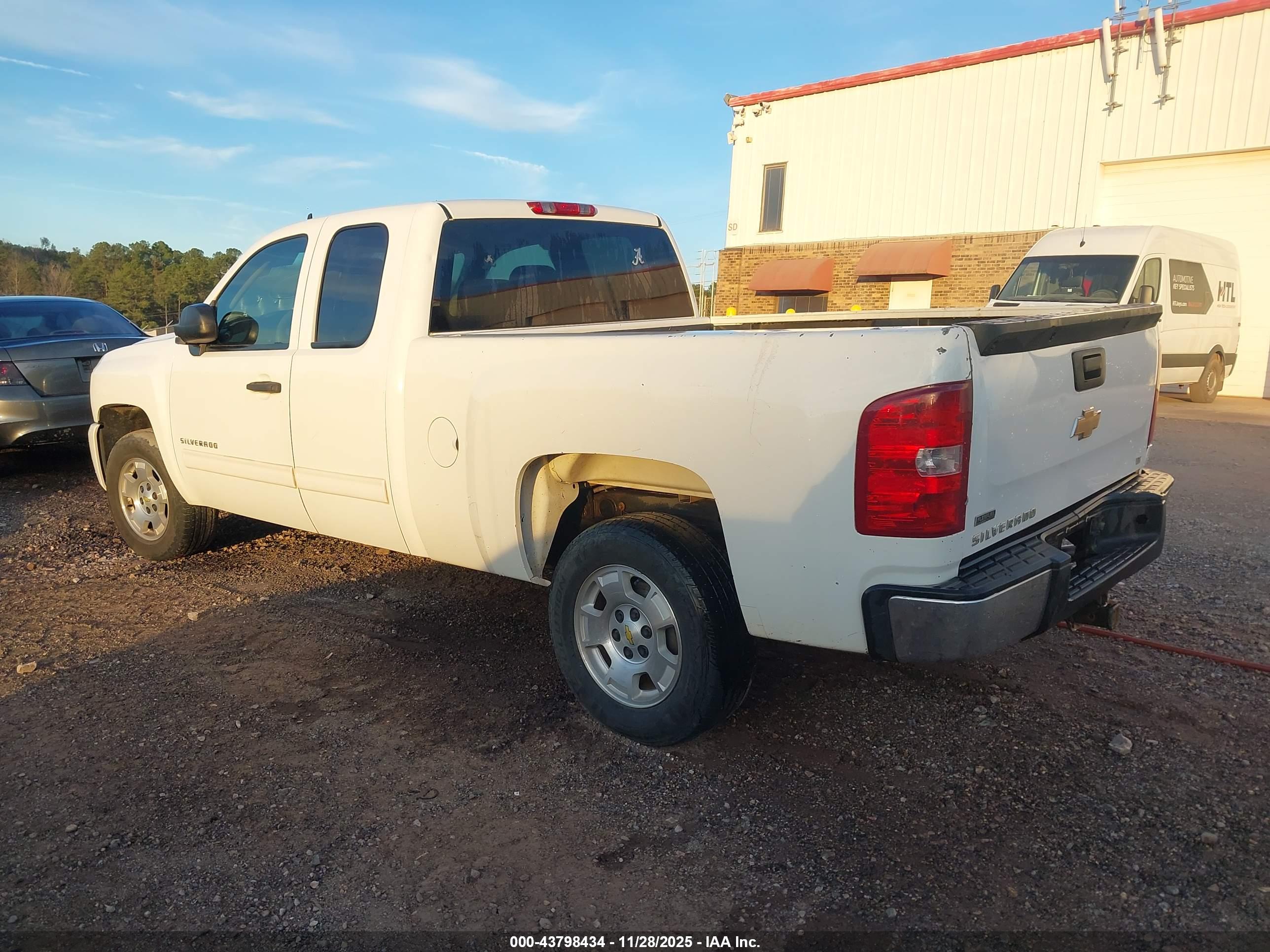 CHEVROLET SILVERADO image 3