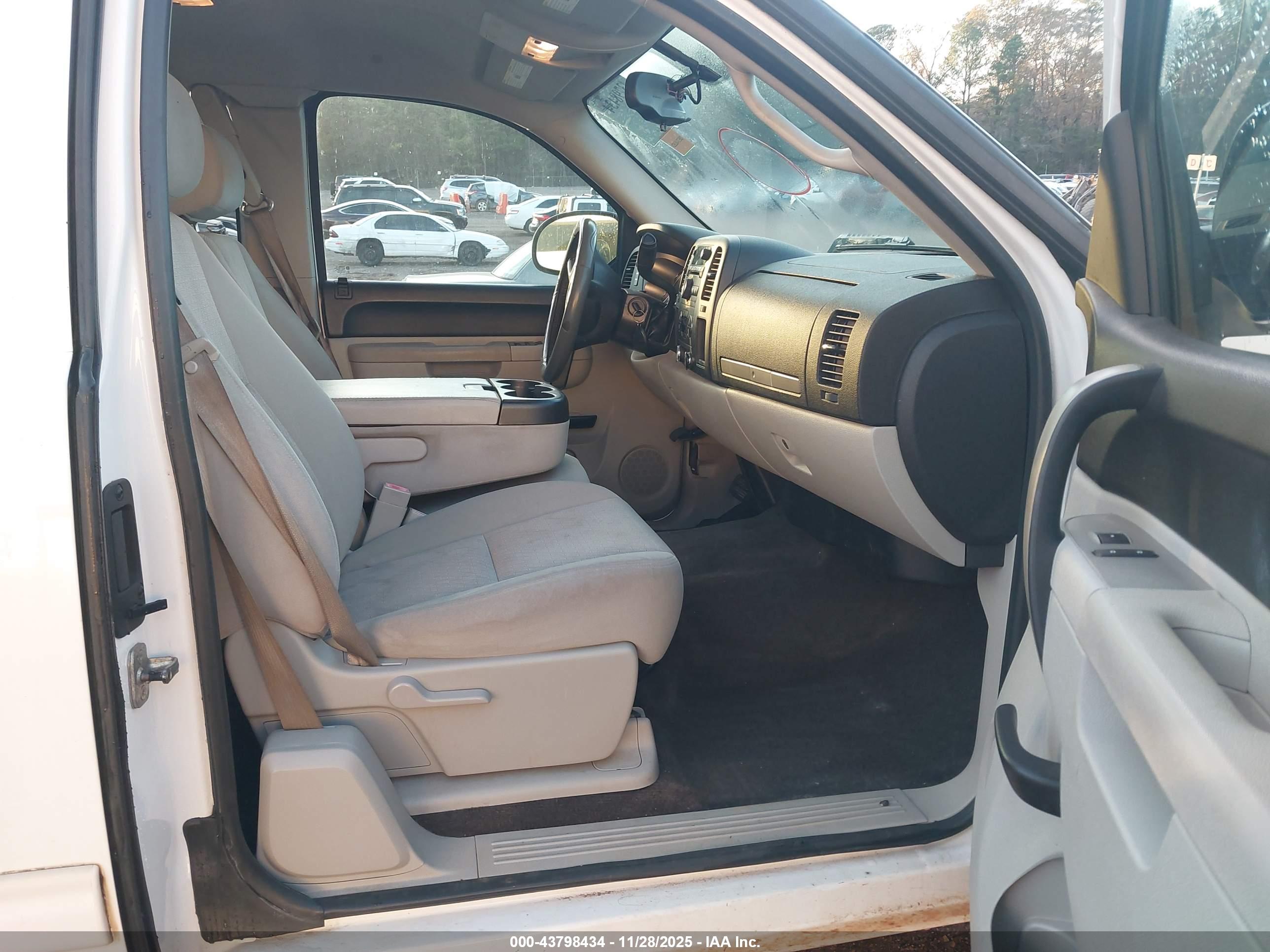 CHEVROLET SILVERADO image 5