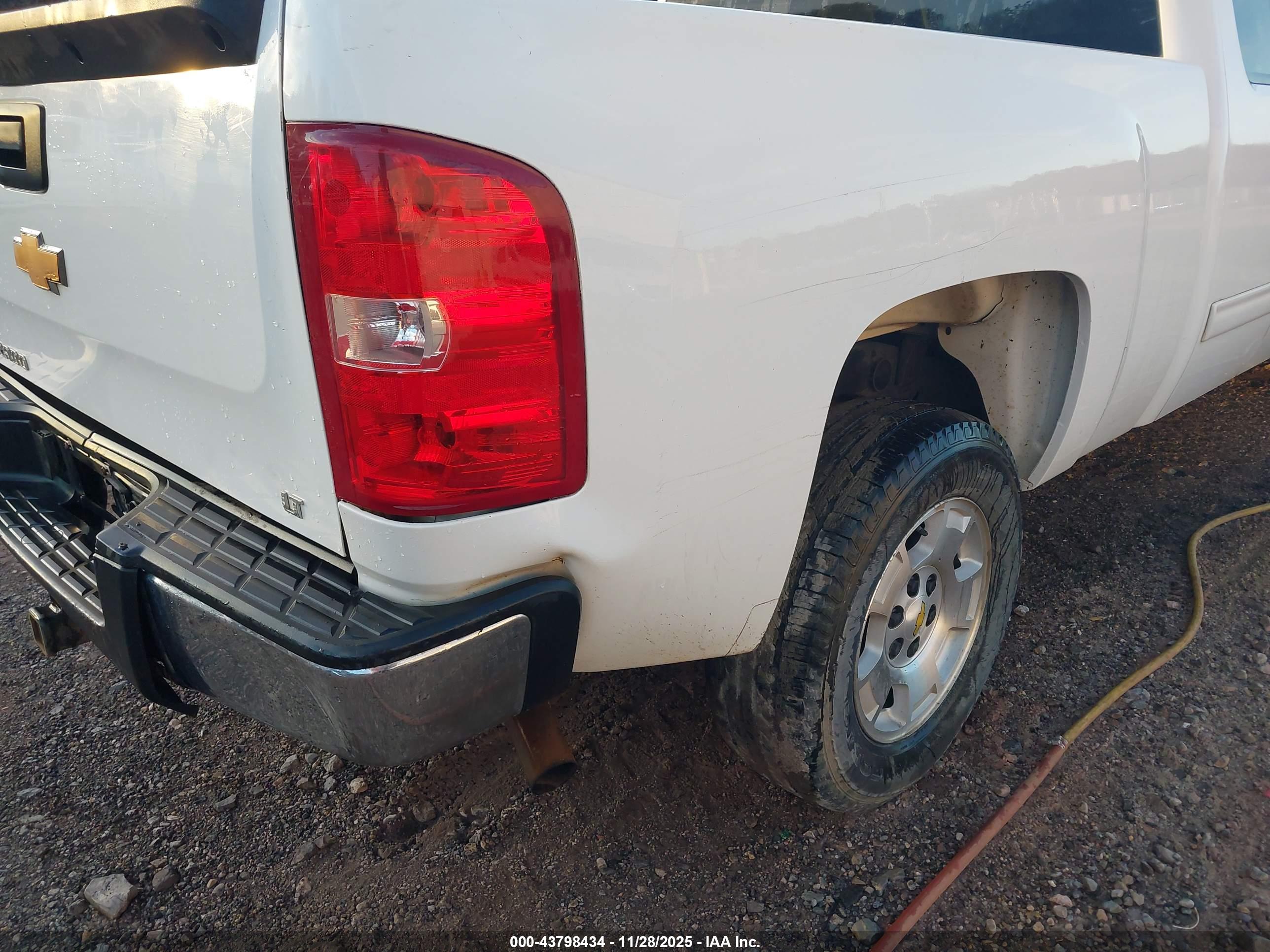 CHEVROLET SILVERADO image 6