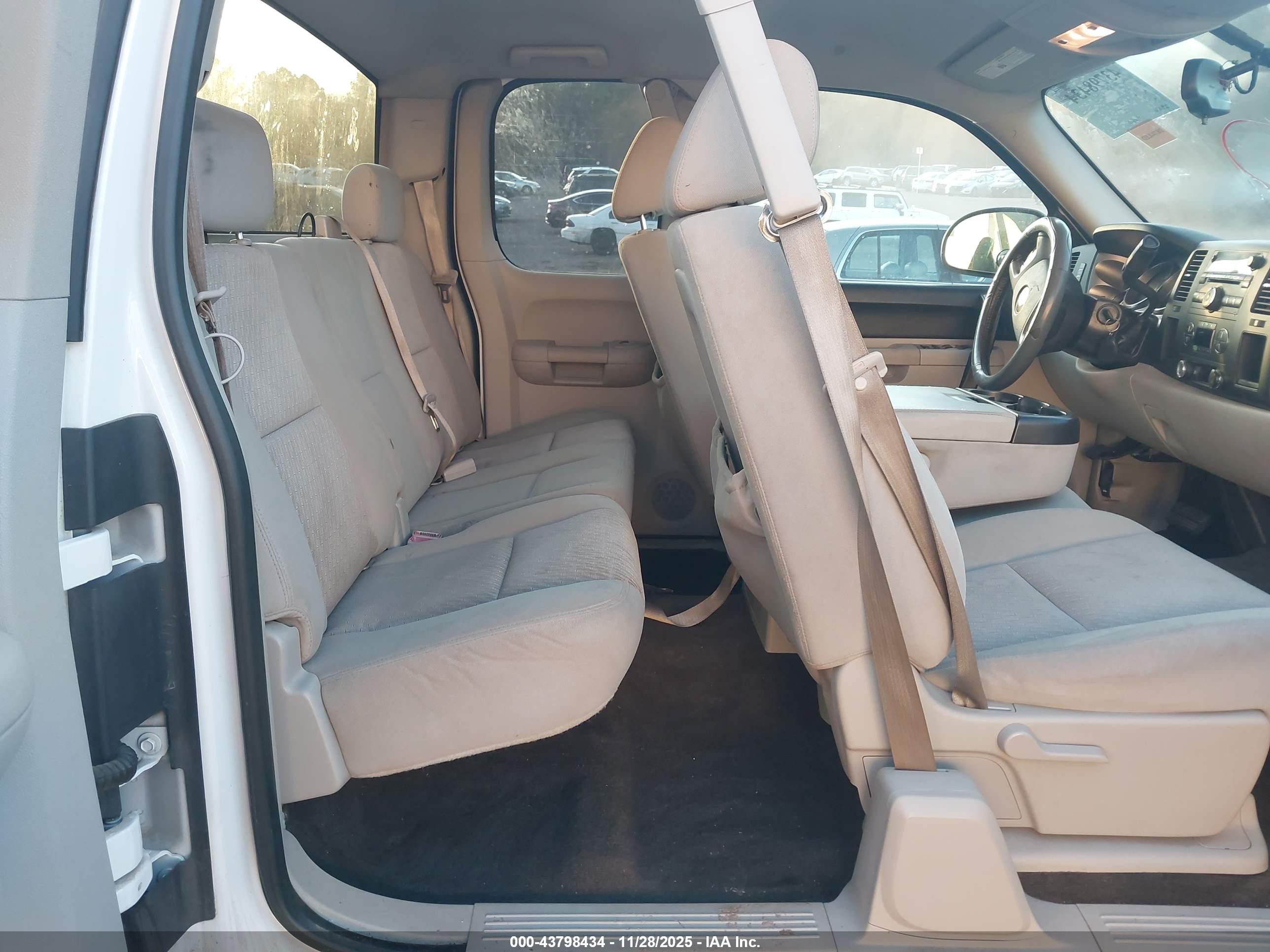 CHEVROLET SILVERADO image 8