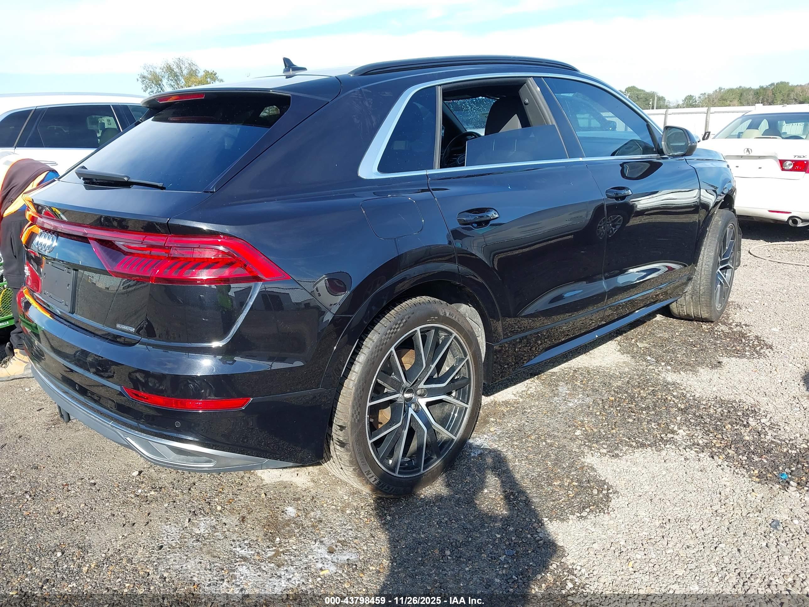 AUDI Q8 image 4