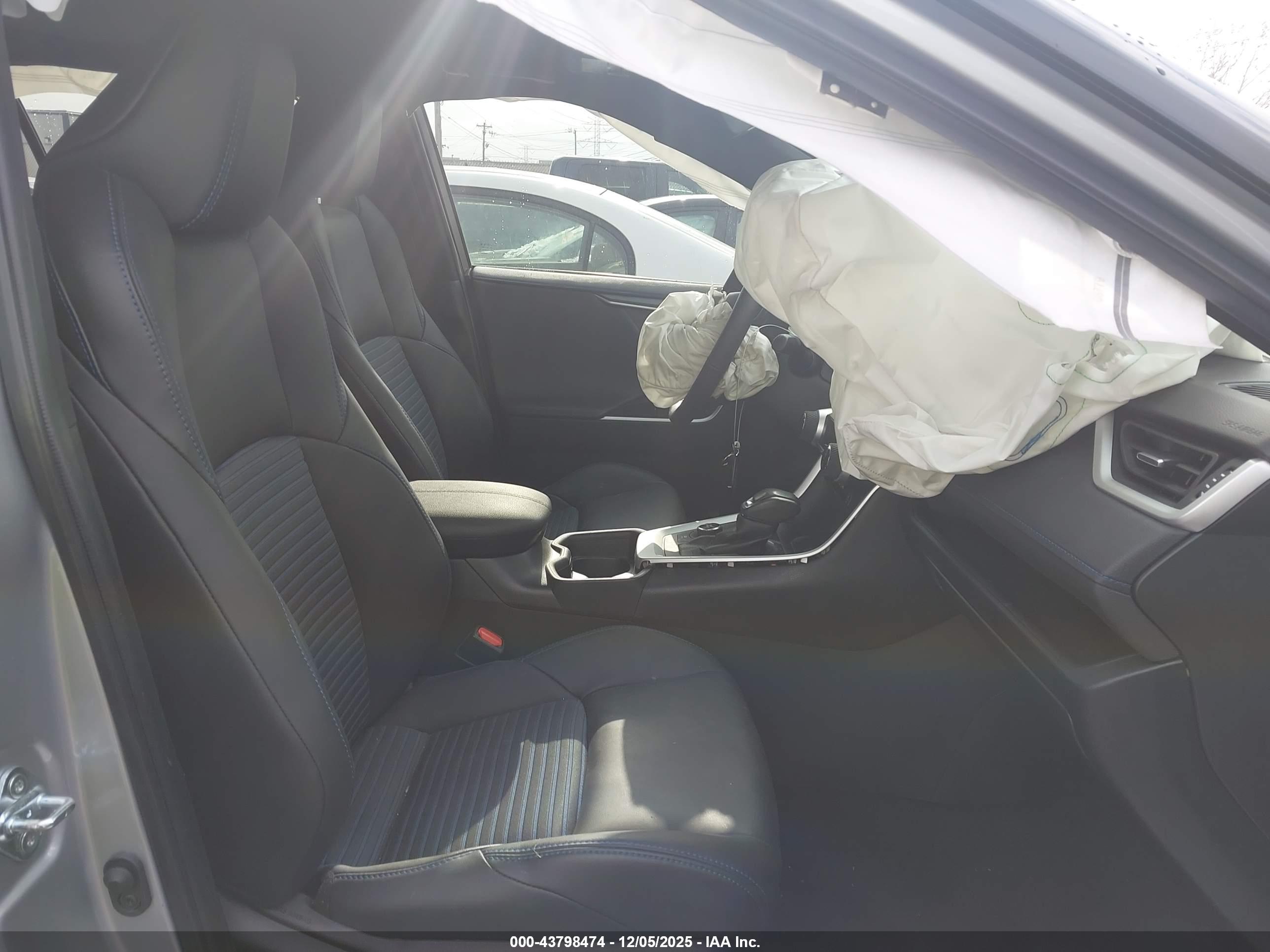 TOYOTA RAV4 image 5