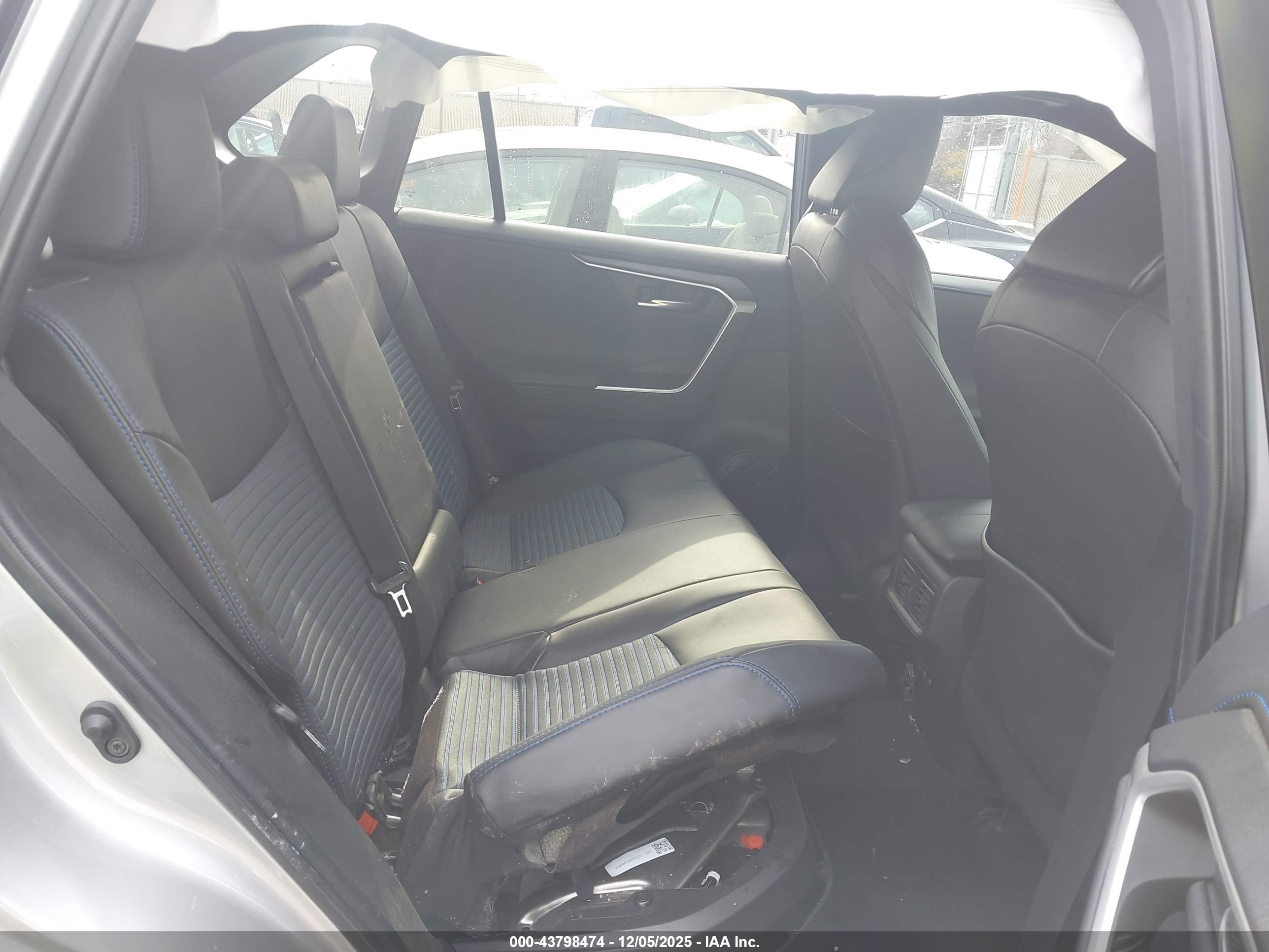 TOYOTA RAV4 image 8
