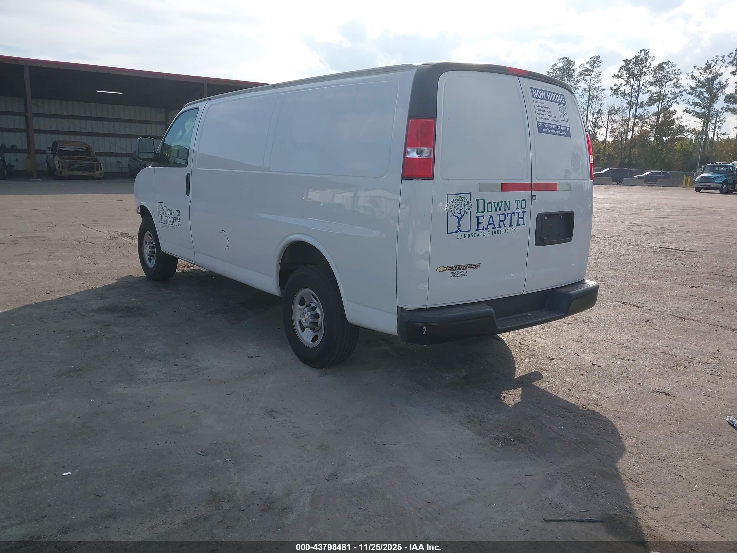 CHEVROLET EXPRESS image 3