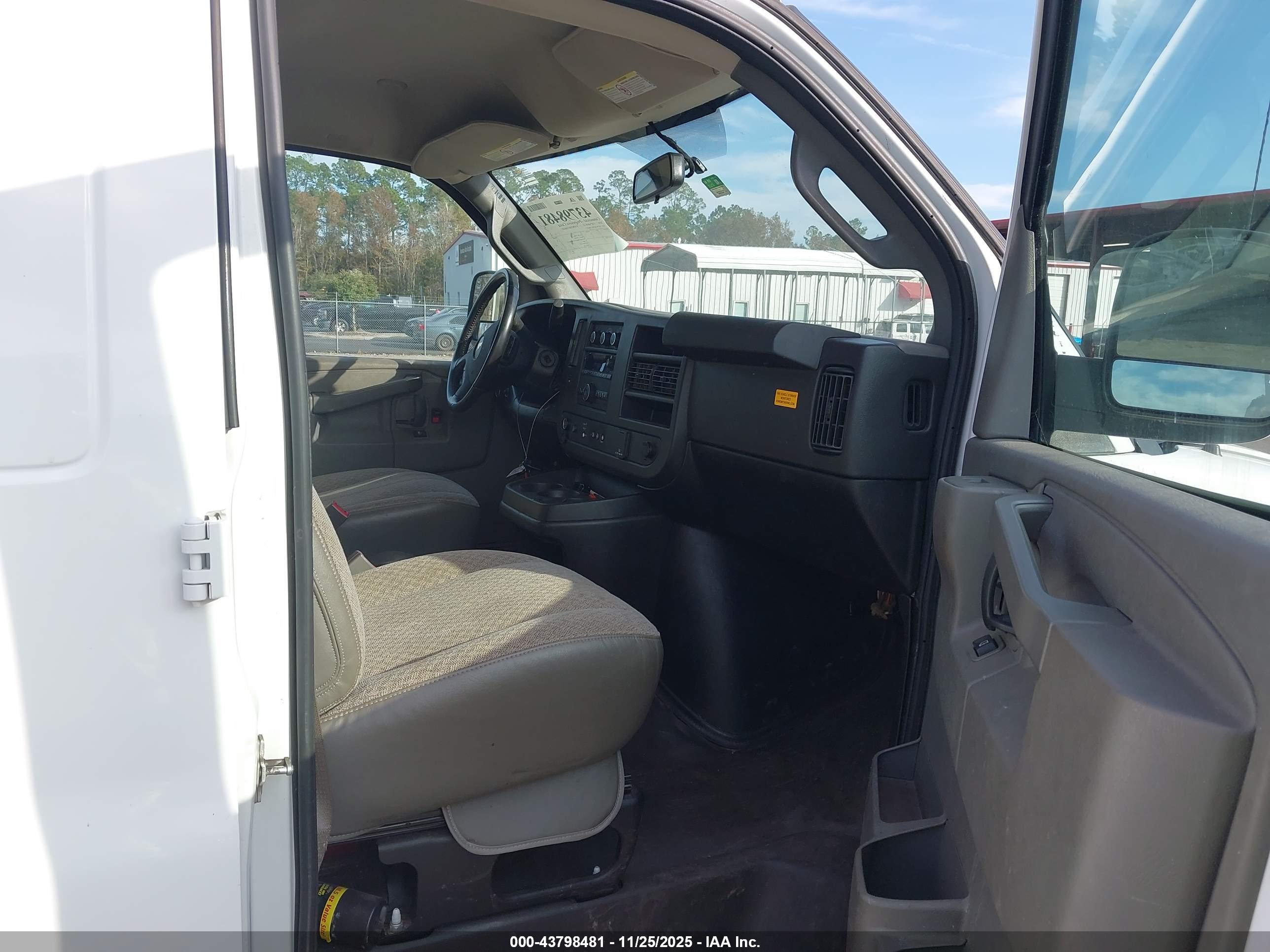 CHEVROLET EXPRESS image 5