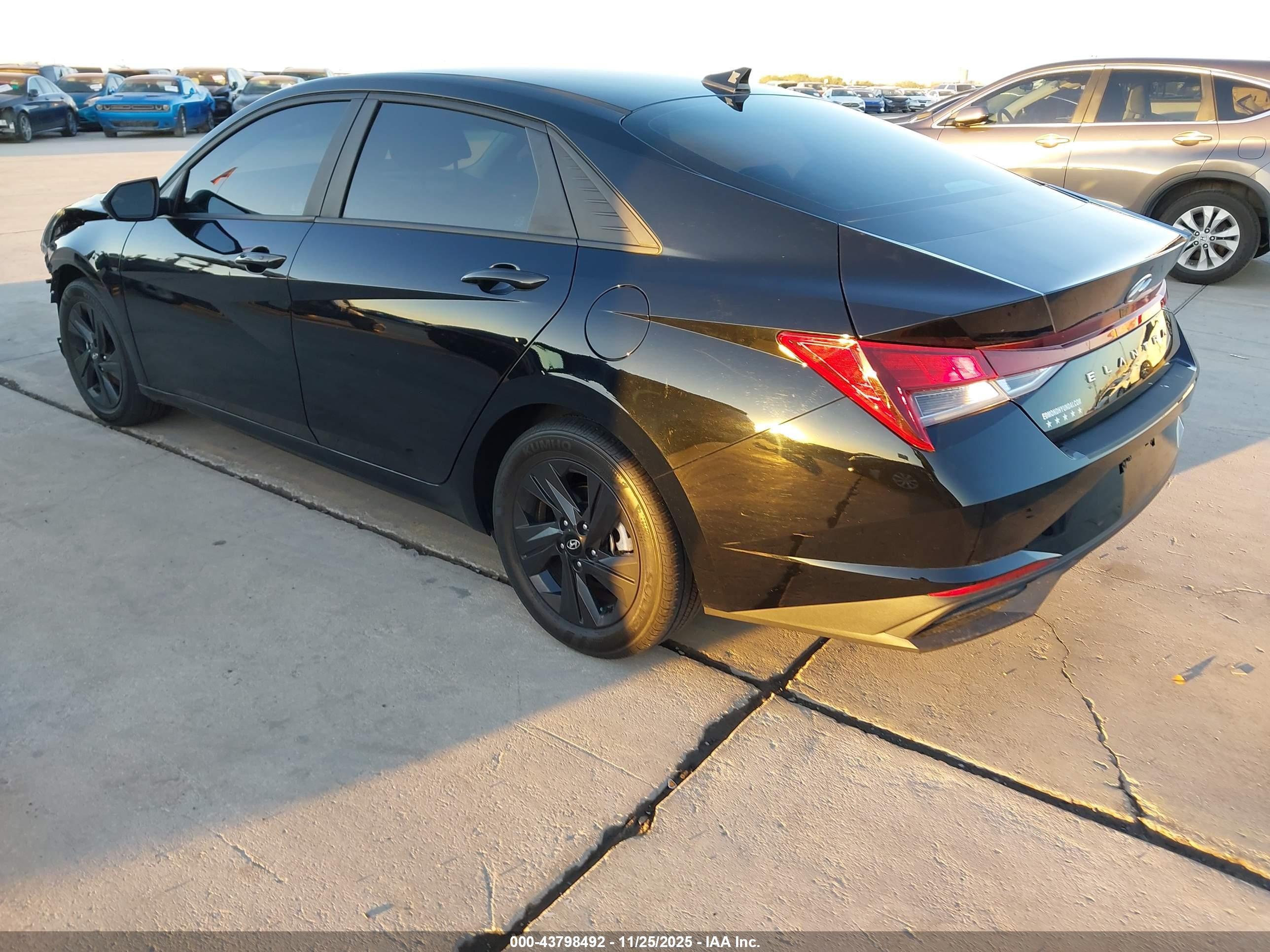 HYUNDAI ELANTRA image 3