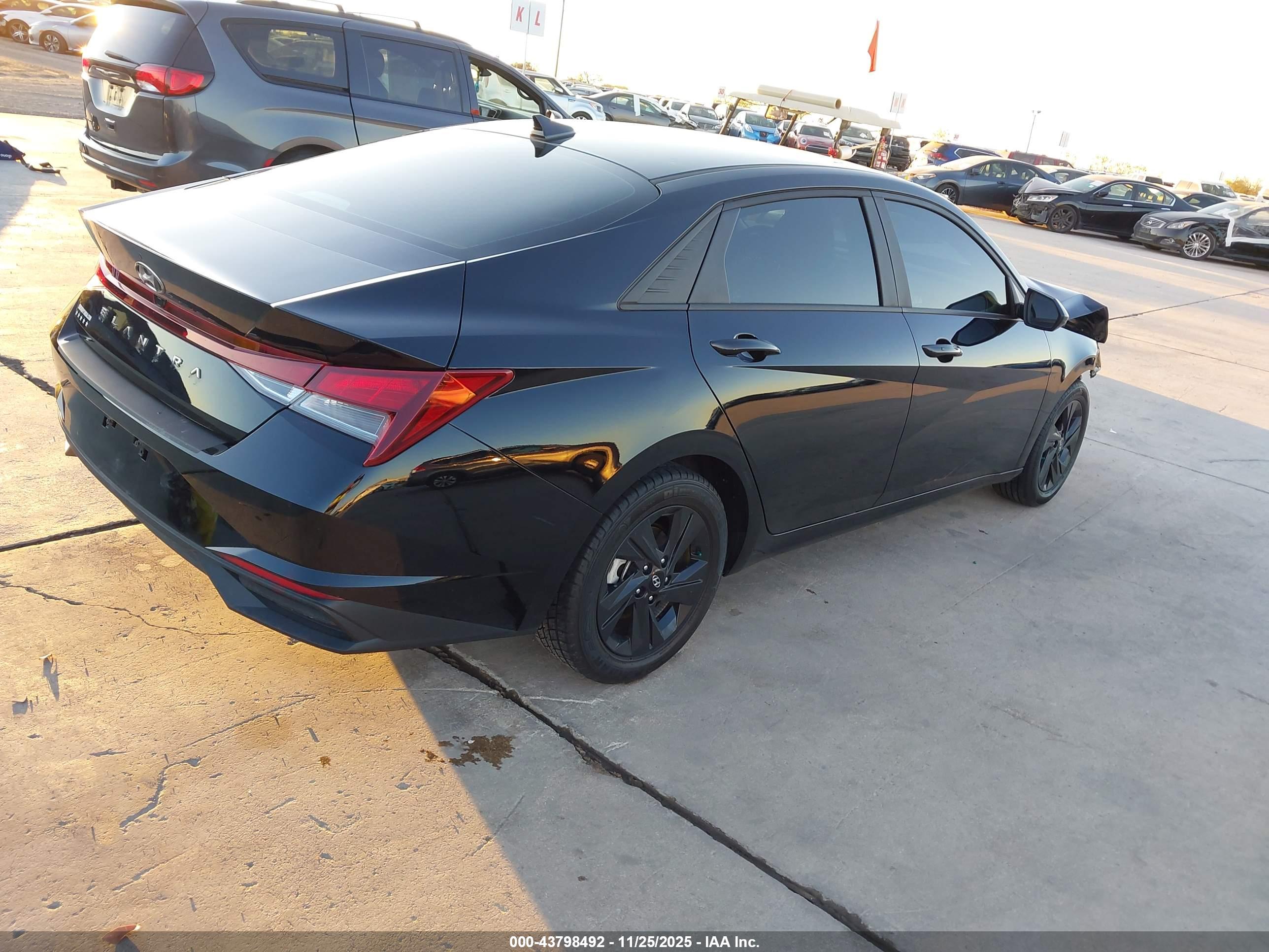 HYUNDAI ELANTRA image 4