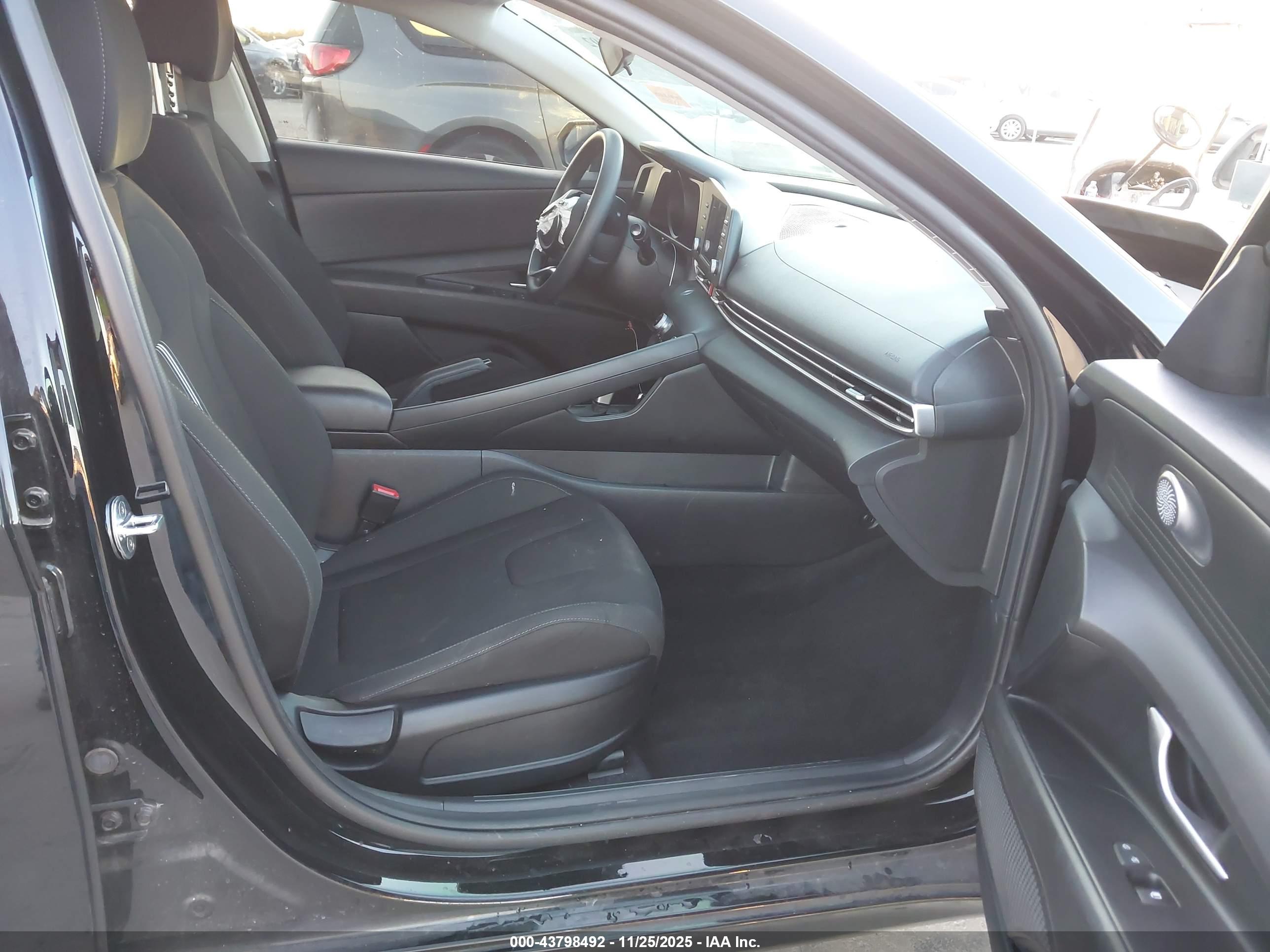 HYUNDAI ELANTRA image 5