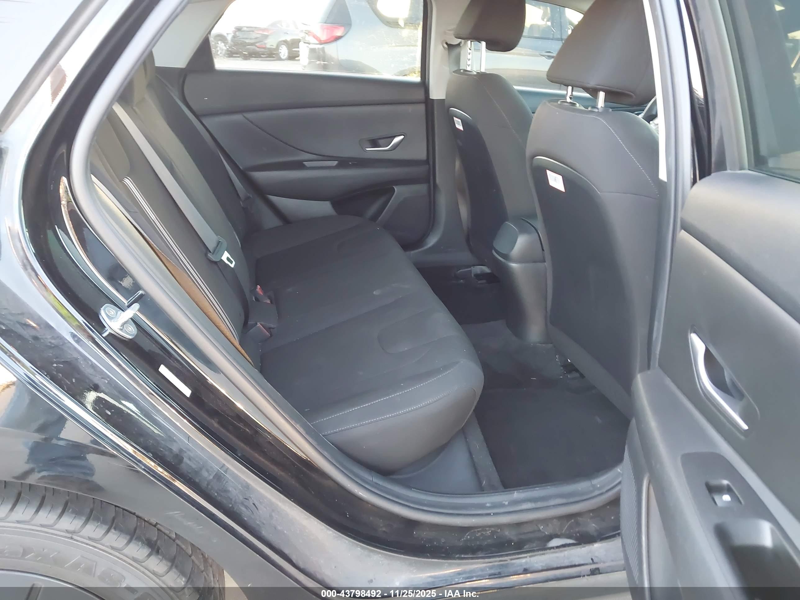 HYUNDAI ELANTRA image 8