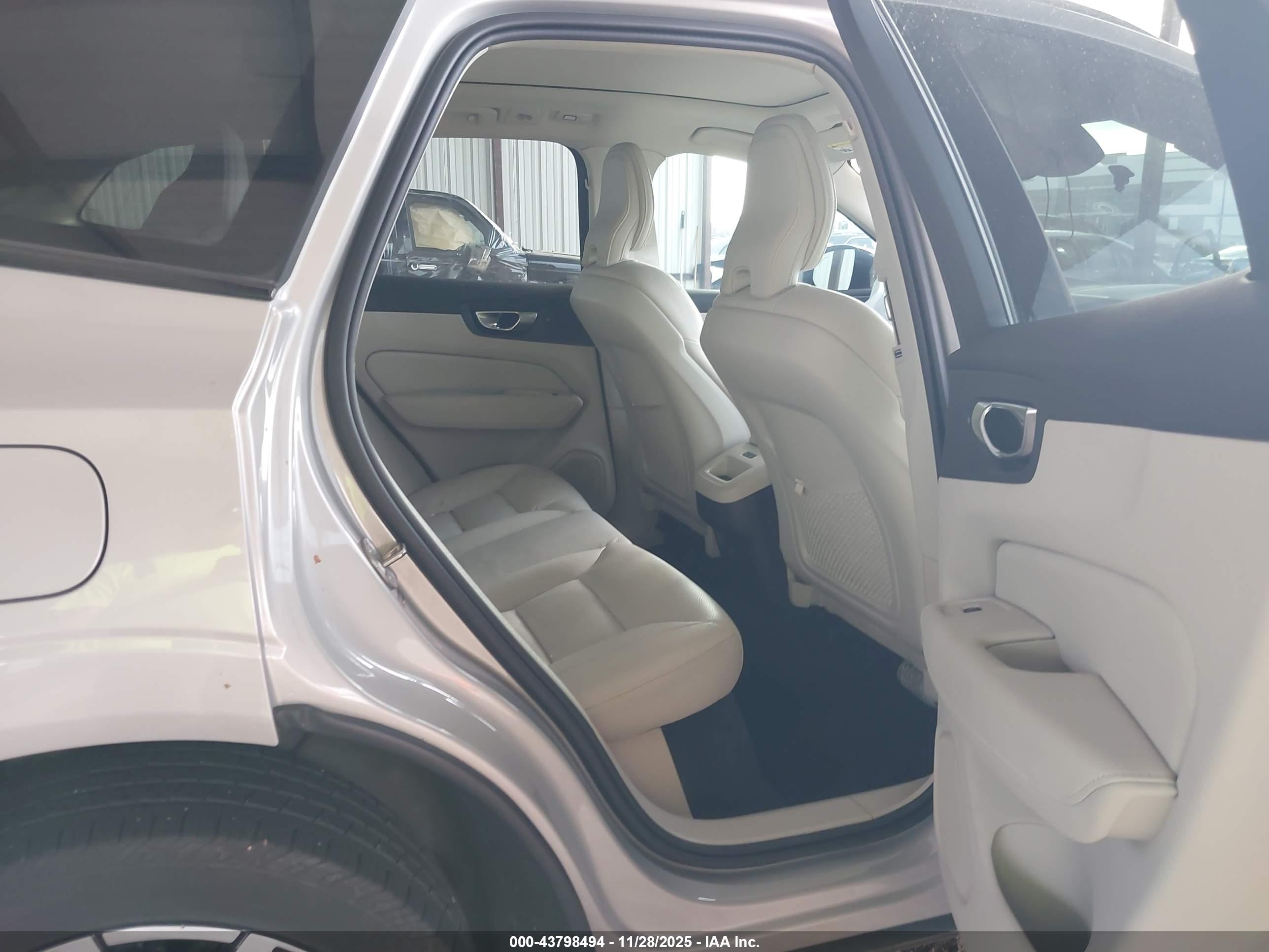 VOLVO XC60 image 8