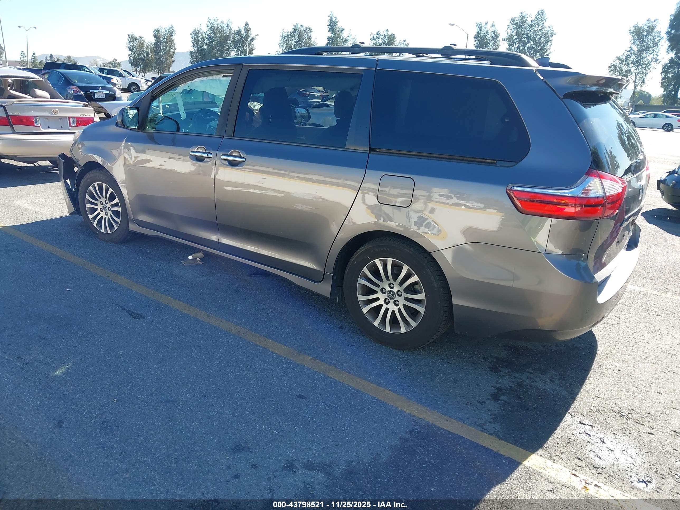 TOYOTA SIENNA image 3