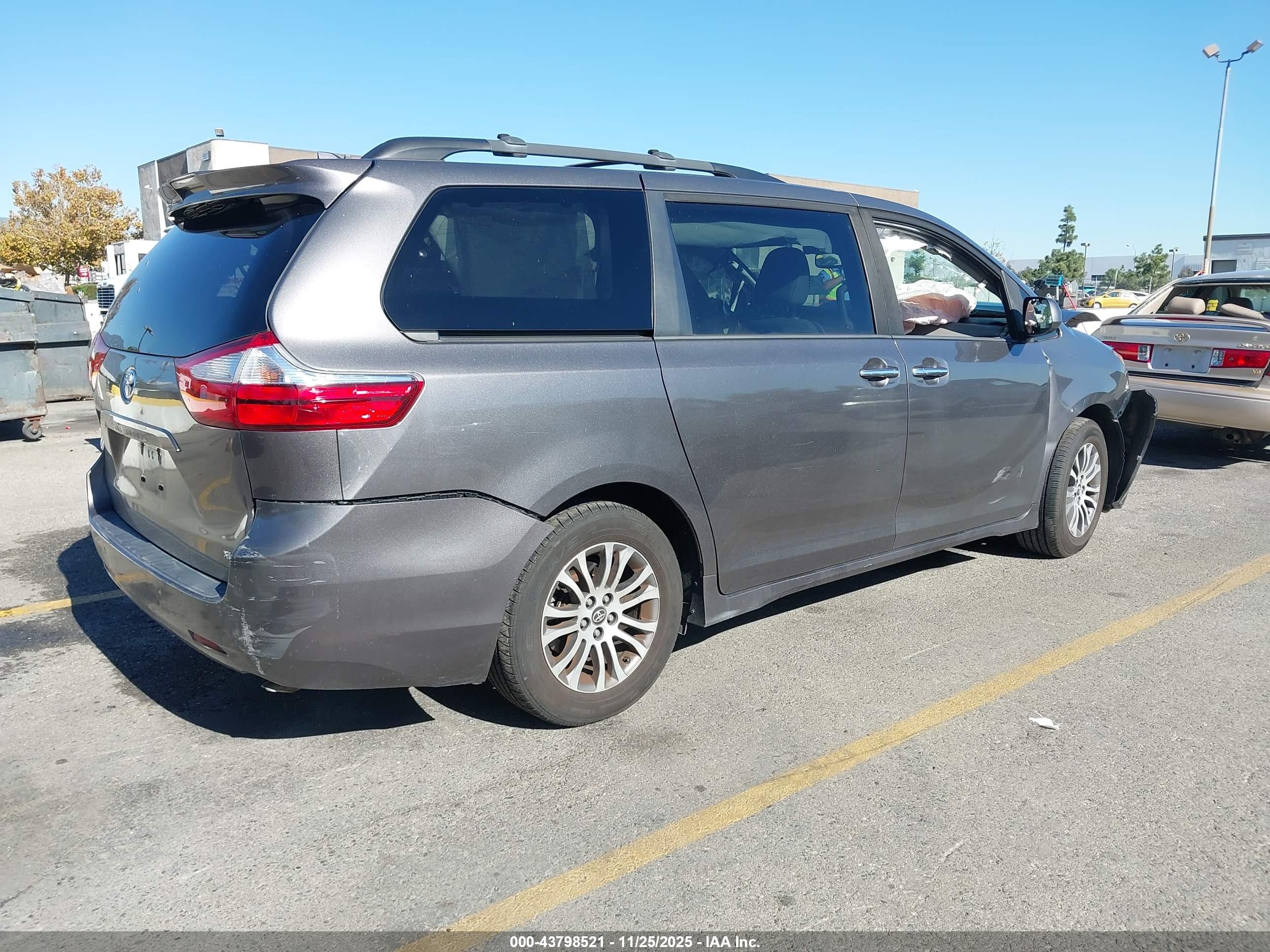 TOYOTA SIENNA image 4