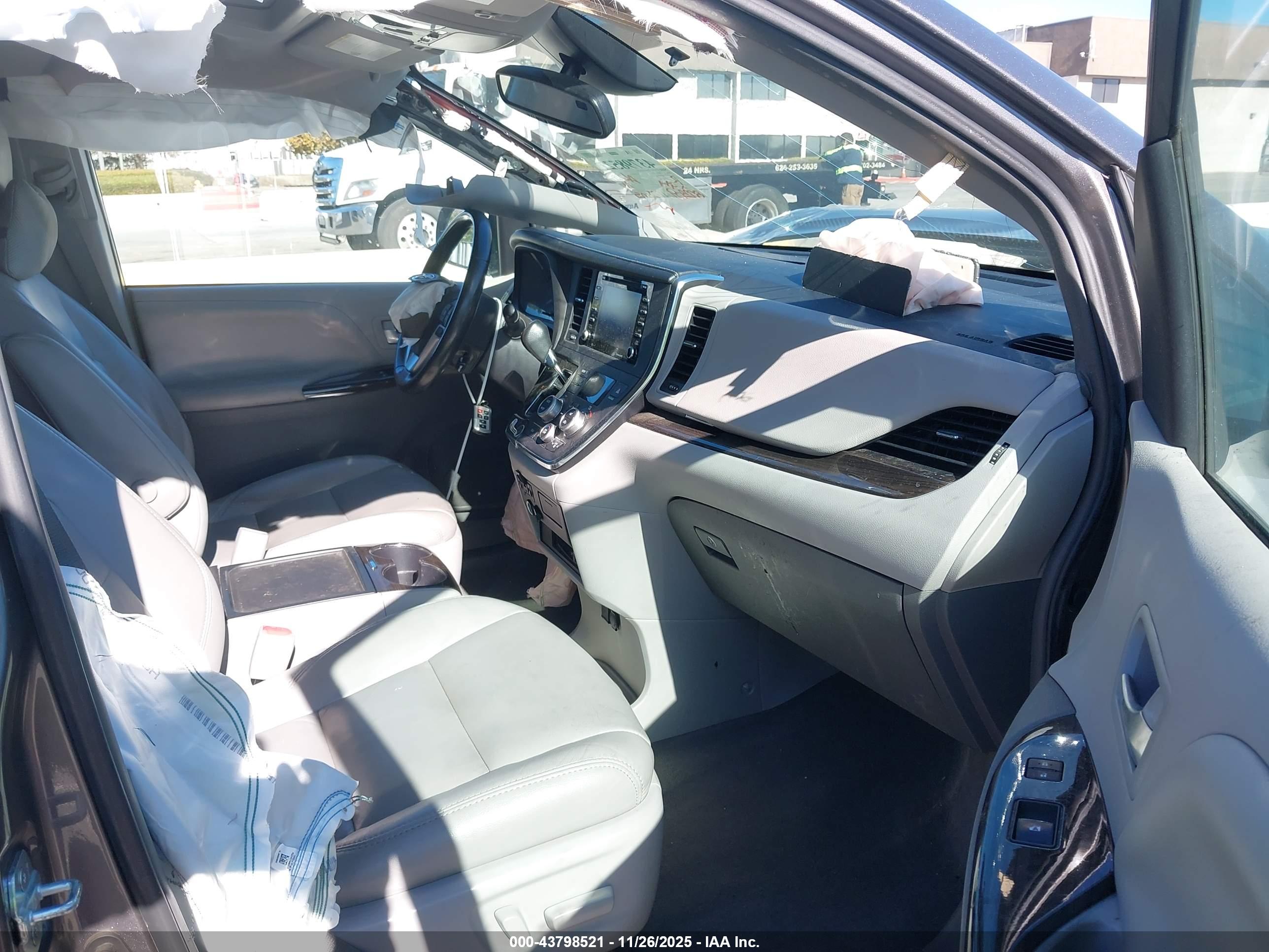 TOYOTA SIENNA image 5