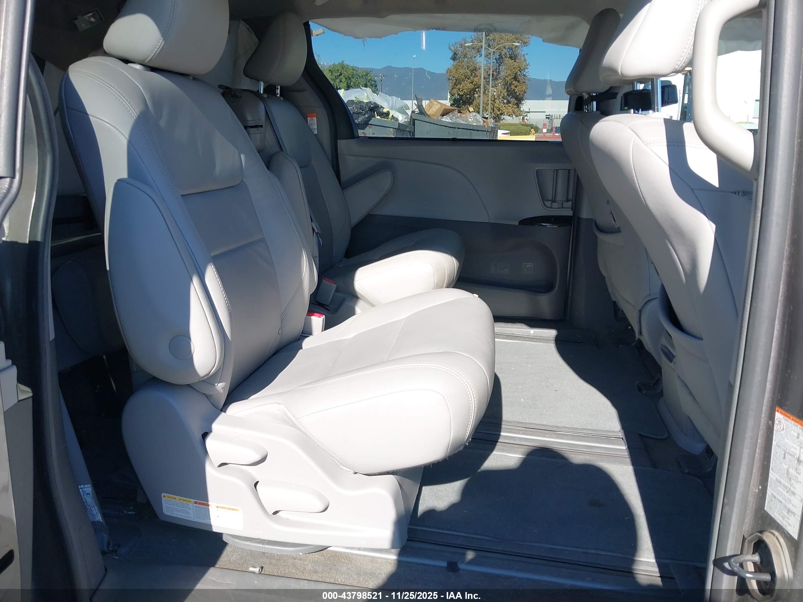 TOYOTA SIENNA image 8