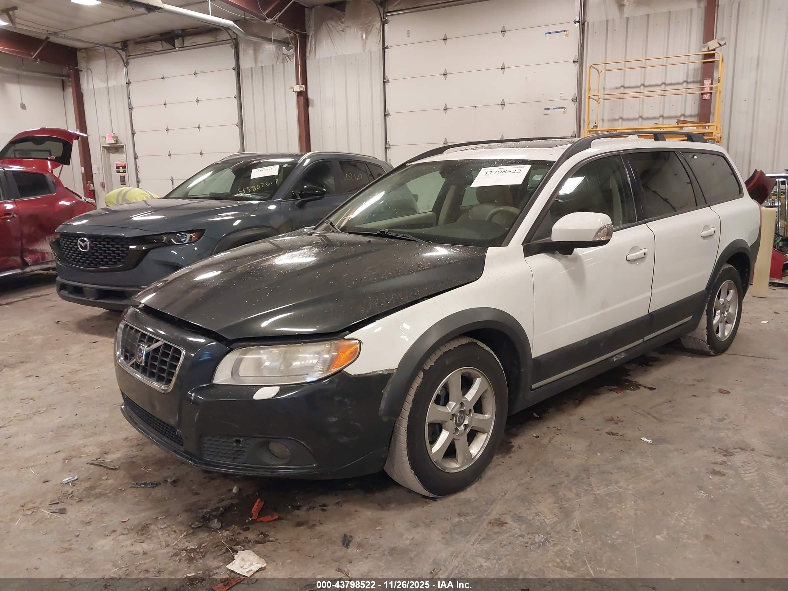 VOLVO XC70 image 2