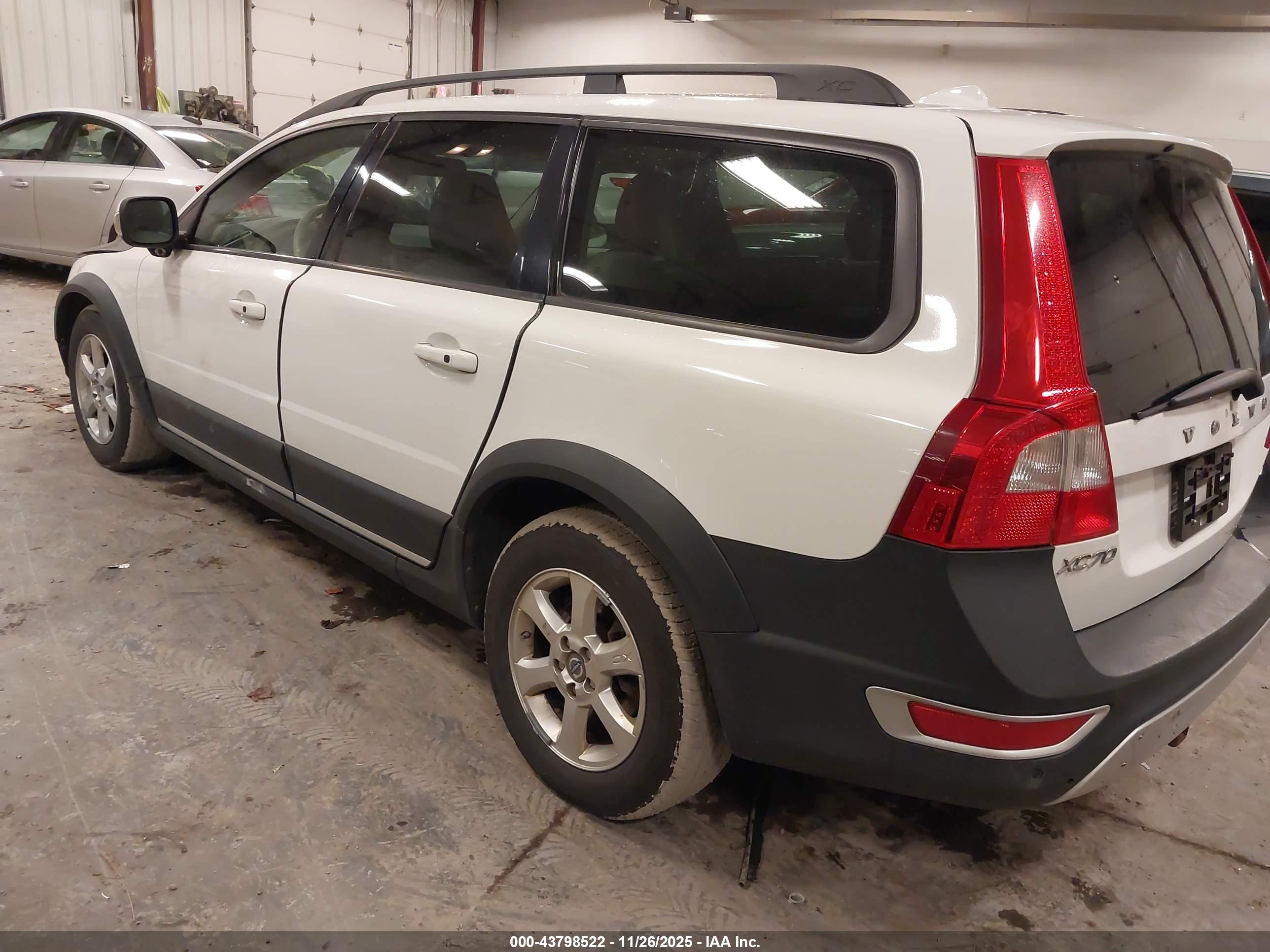 VOLVO XC70 image 3