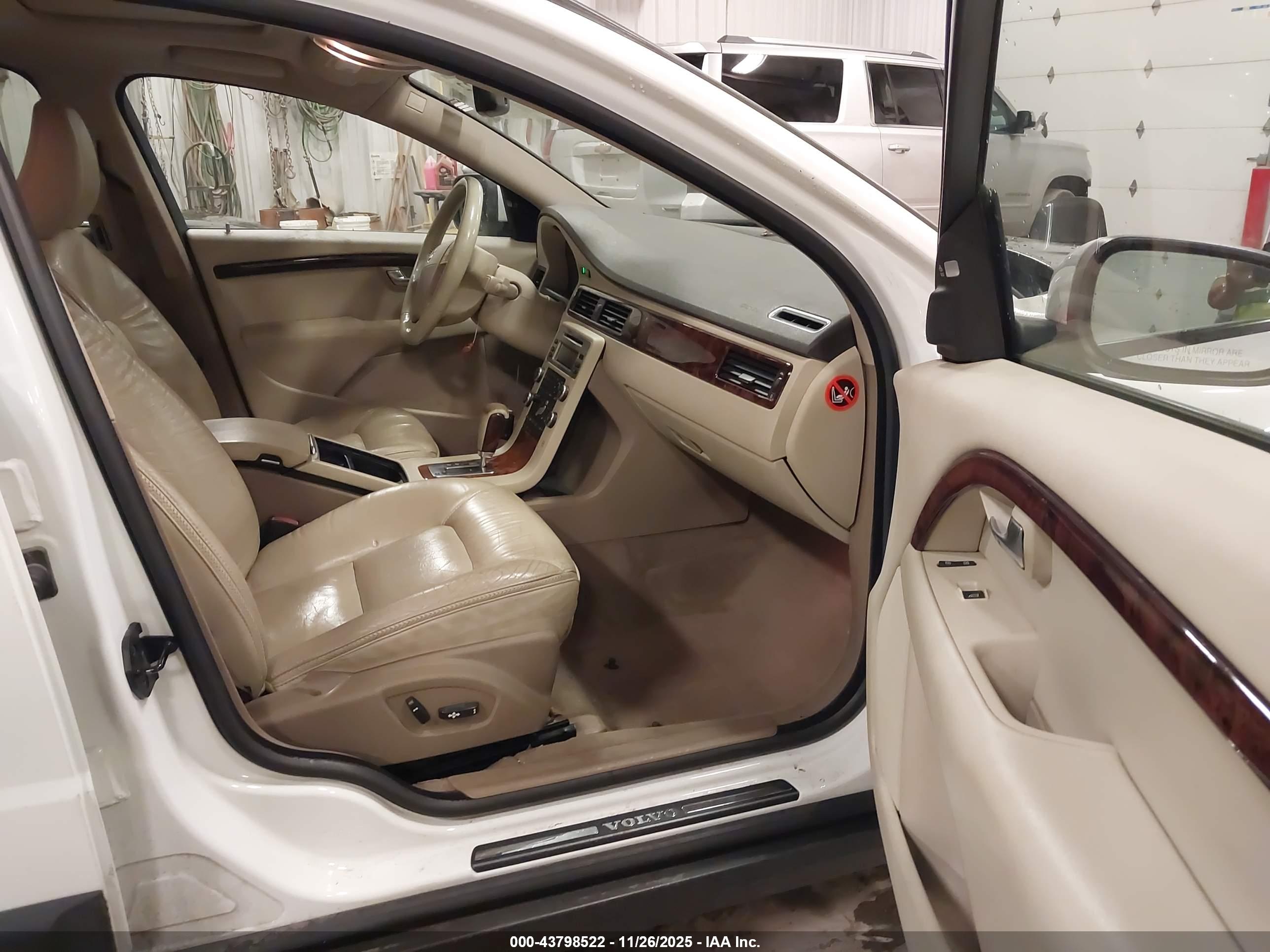 VOLVO XC70 image 5