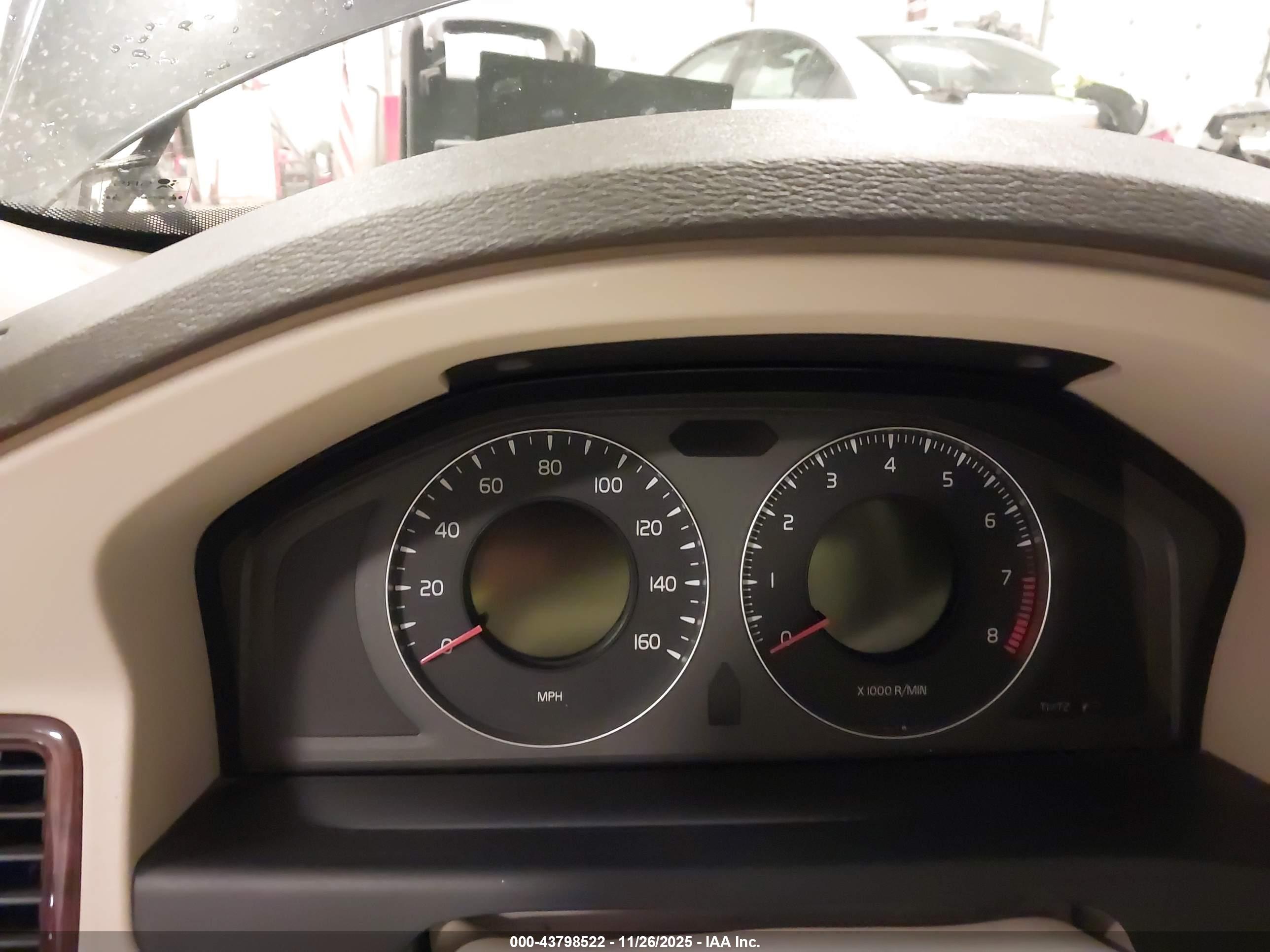 VOLVO XC70 image 7