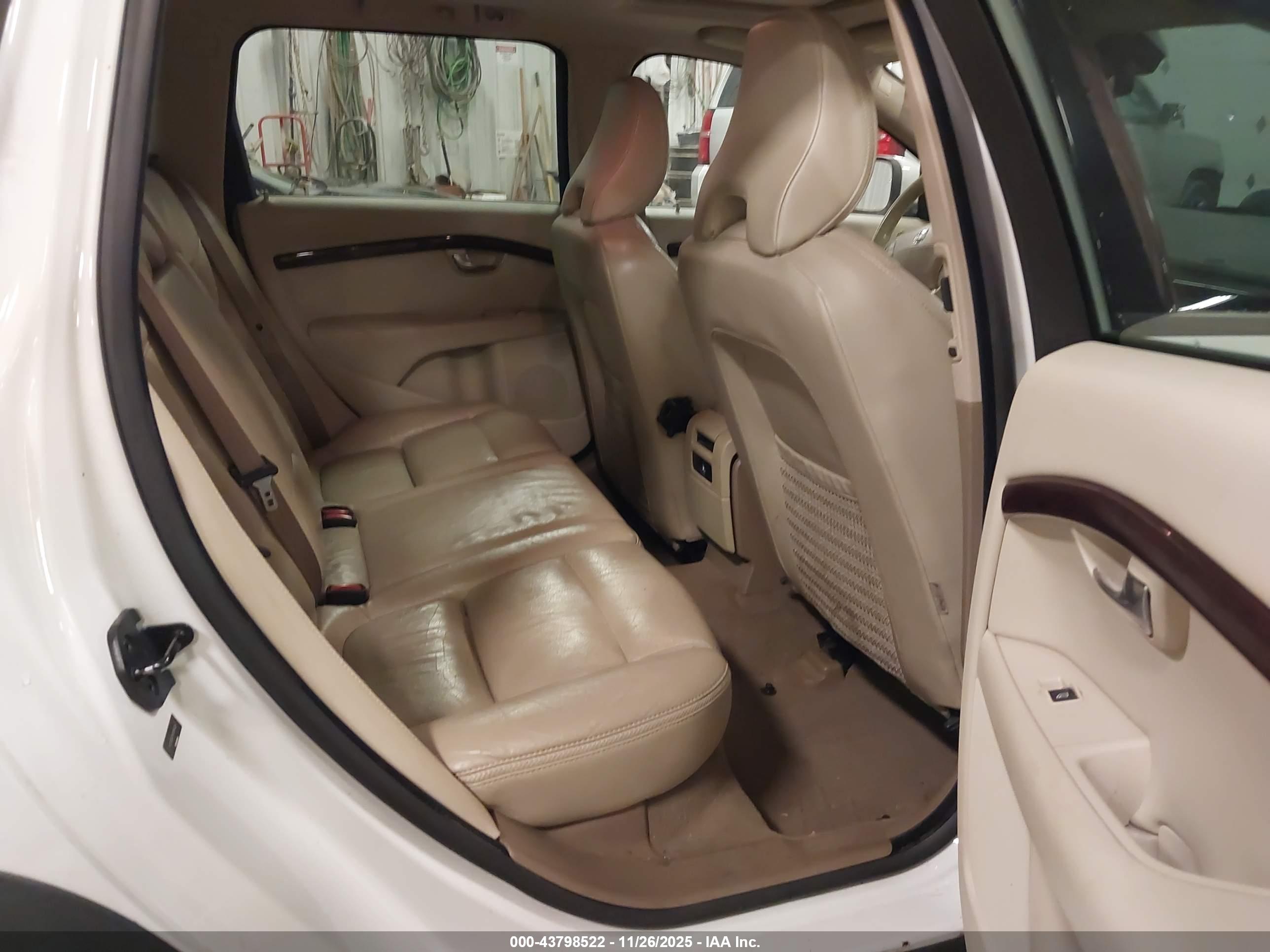 VOLVO XC70 image 8