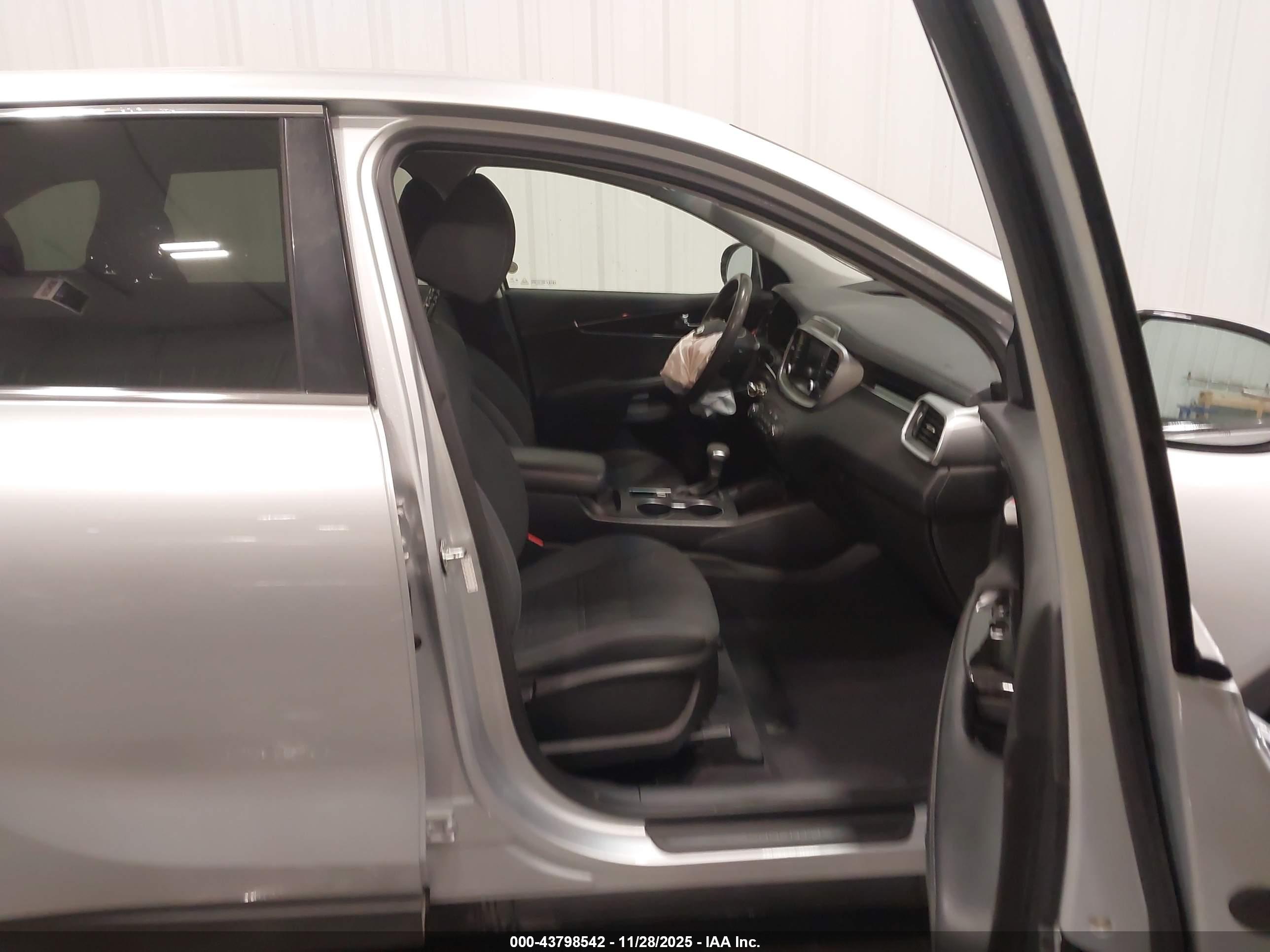 KIA SORENTO image 5