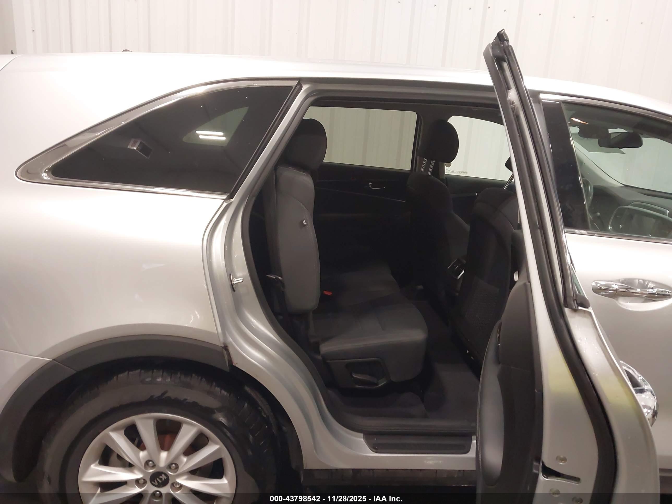 KIA SORENTO image 8