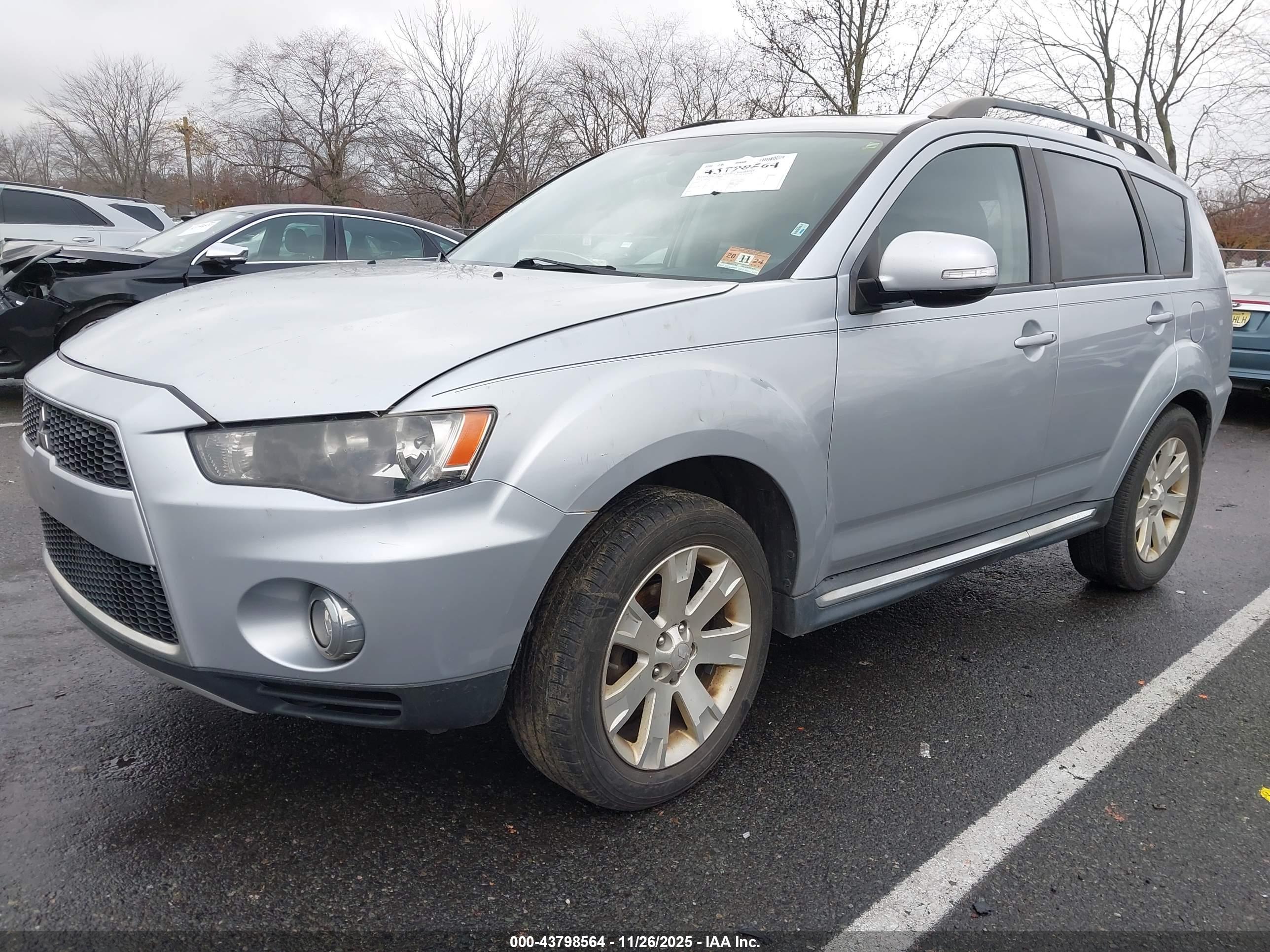 MITSUBISHI OUTLANDER image 2