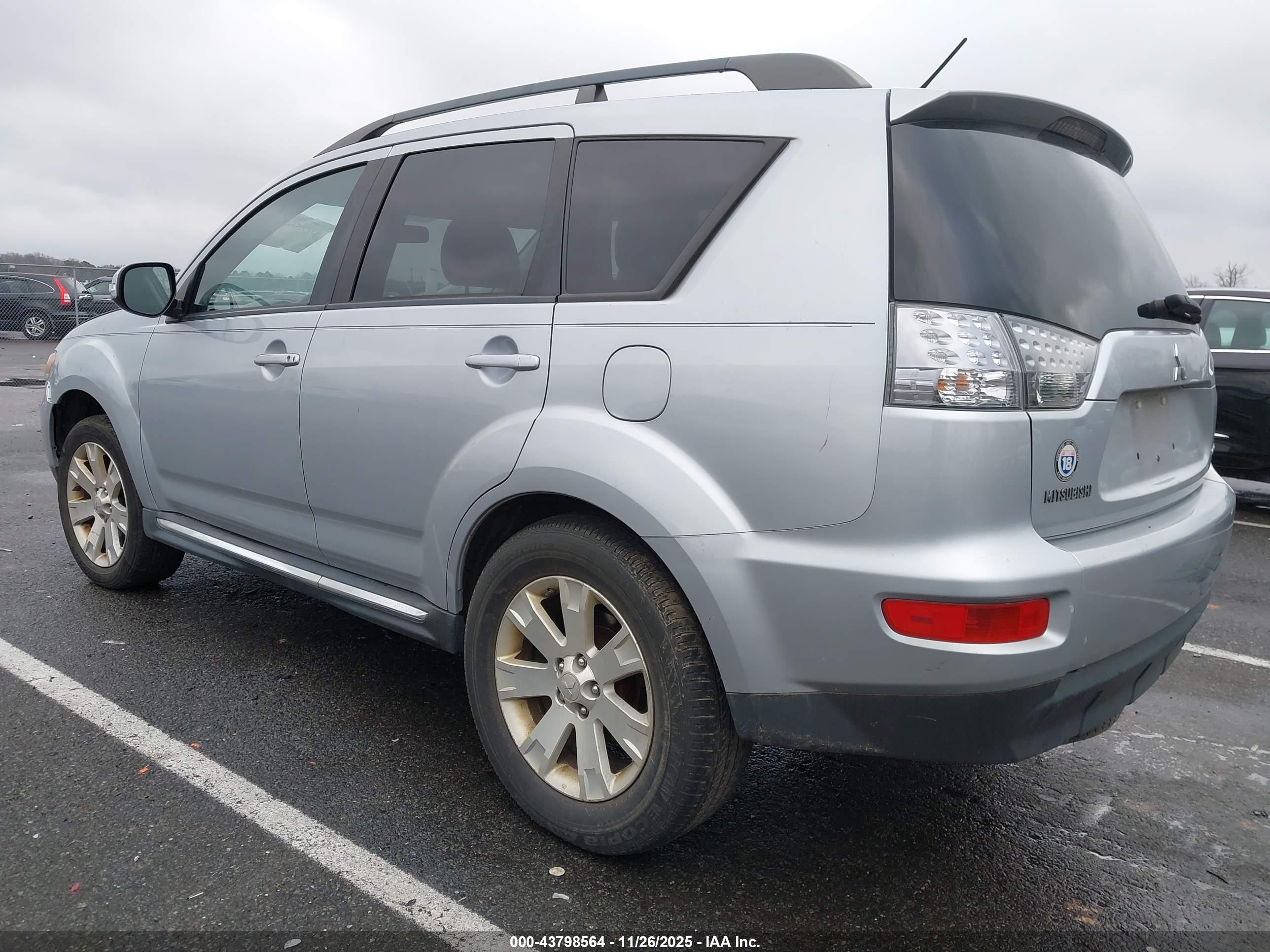 MITSUBISHI OUTLANDER image 3